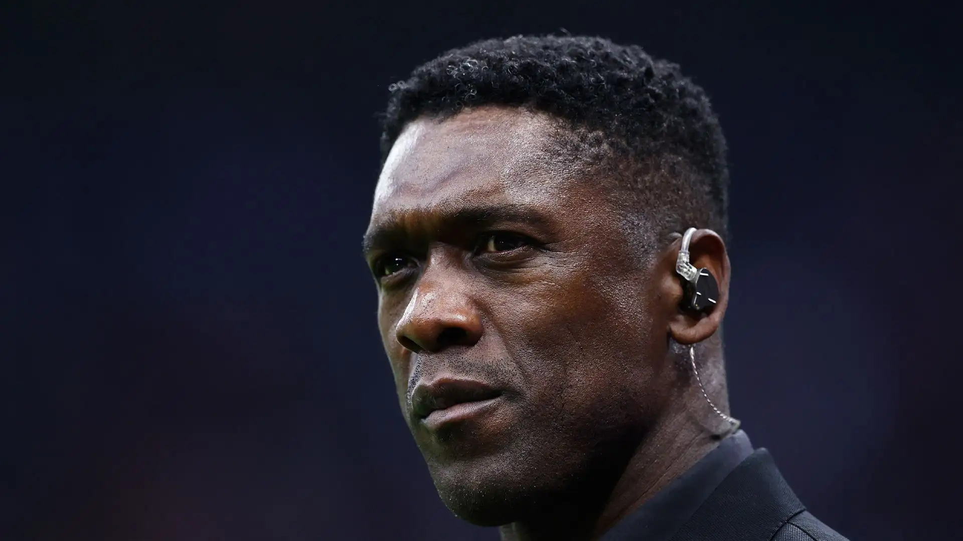 Clarence Seedorf concentrato come se dovesse scendere in campo