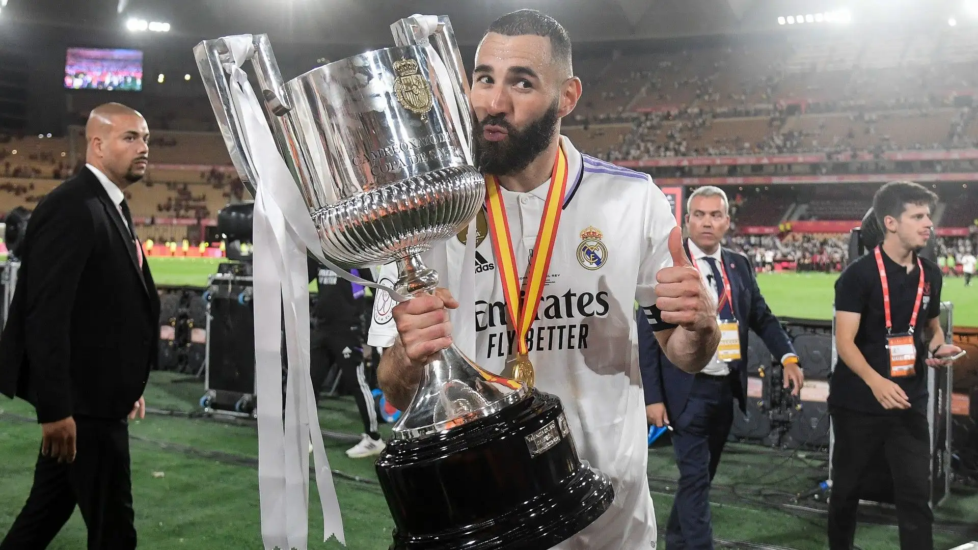 Ecco il bomber francese che posa con la coppa: complimenti al Real Madrid!