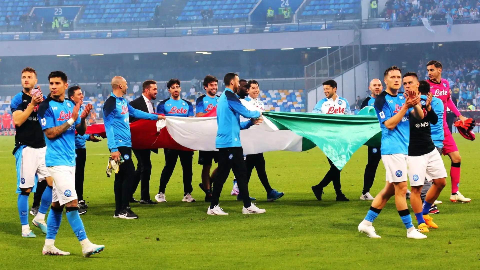In campo è stato portato uno scudetto enorme