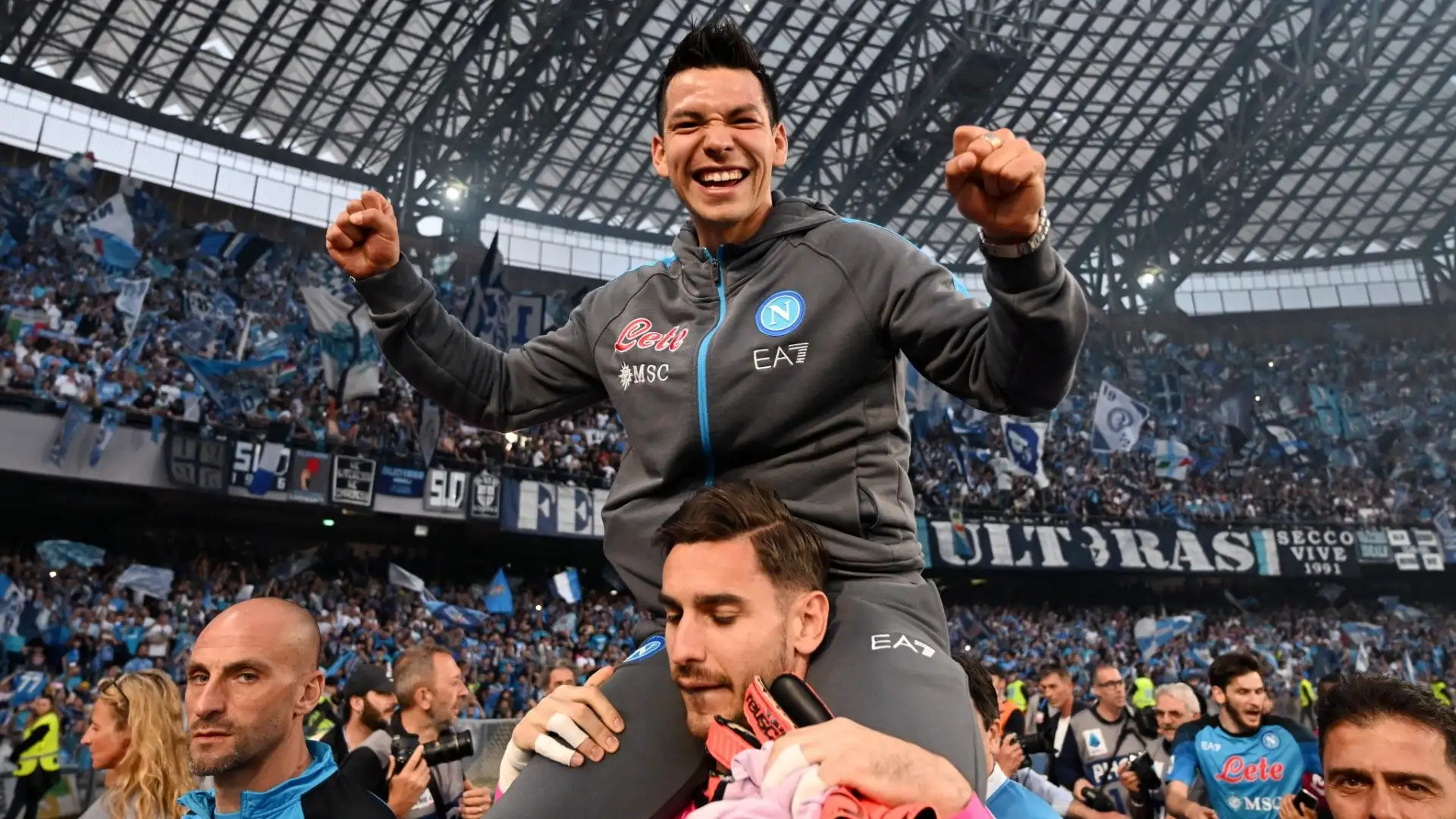 Lozano portato sulle spalle da Alex Meret