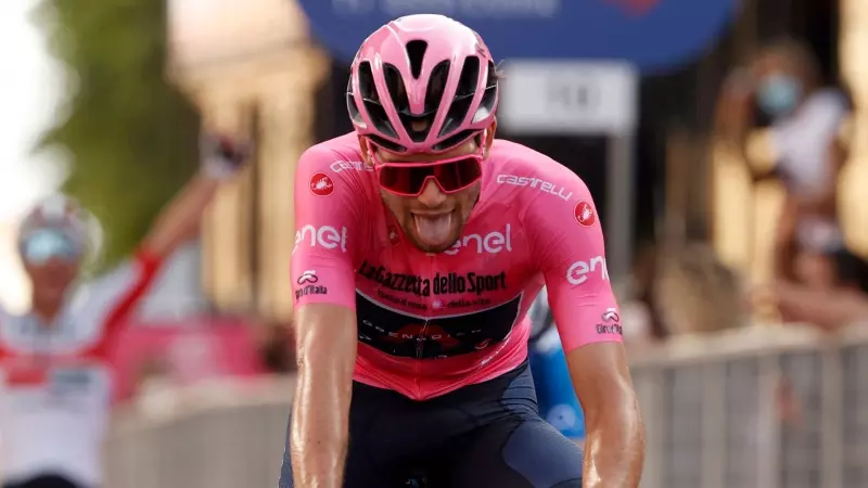 Filippo Ganna prenota subito la maglia rosa