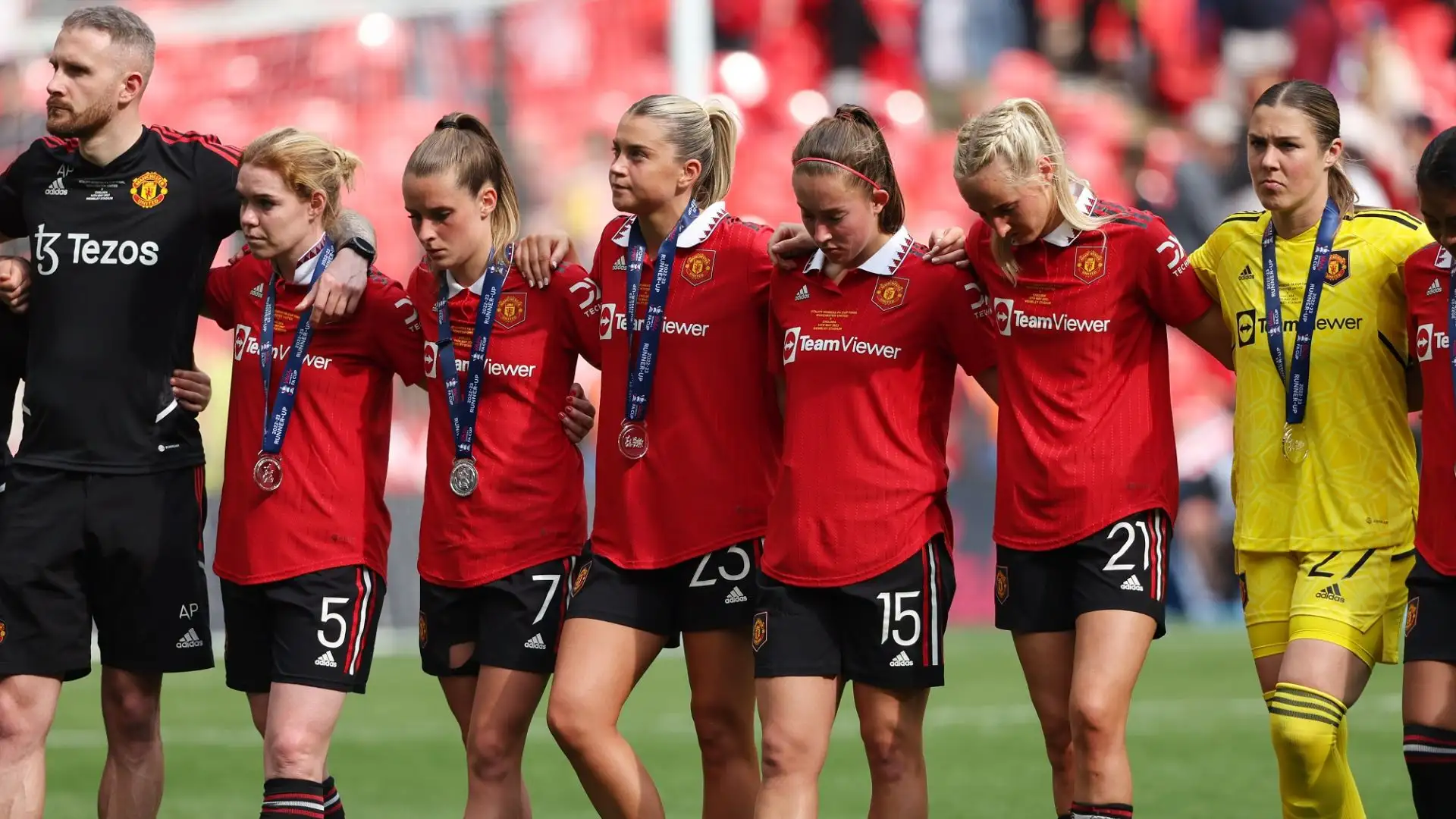 Le giocatrici del Manchester United durante la premiazione del Chelsea
