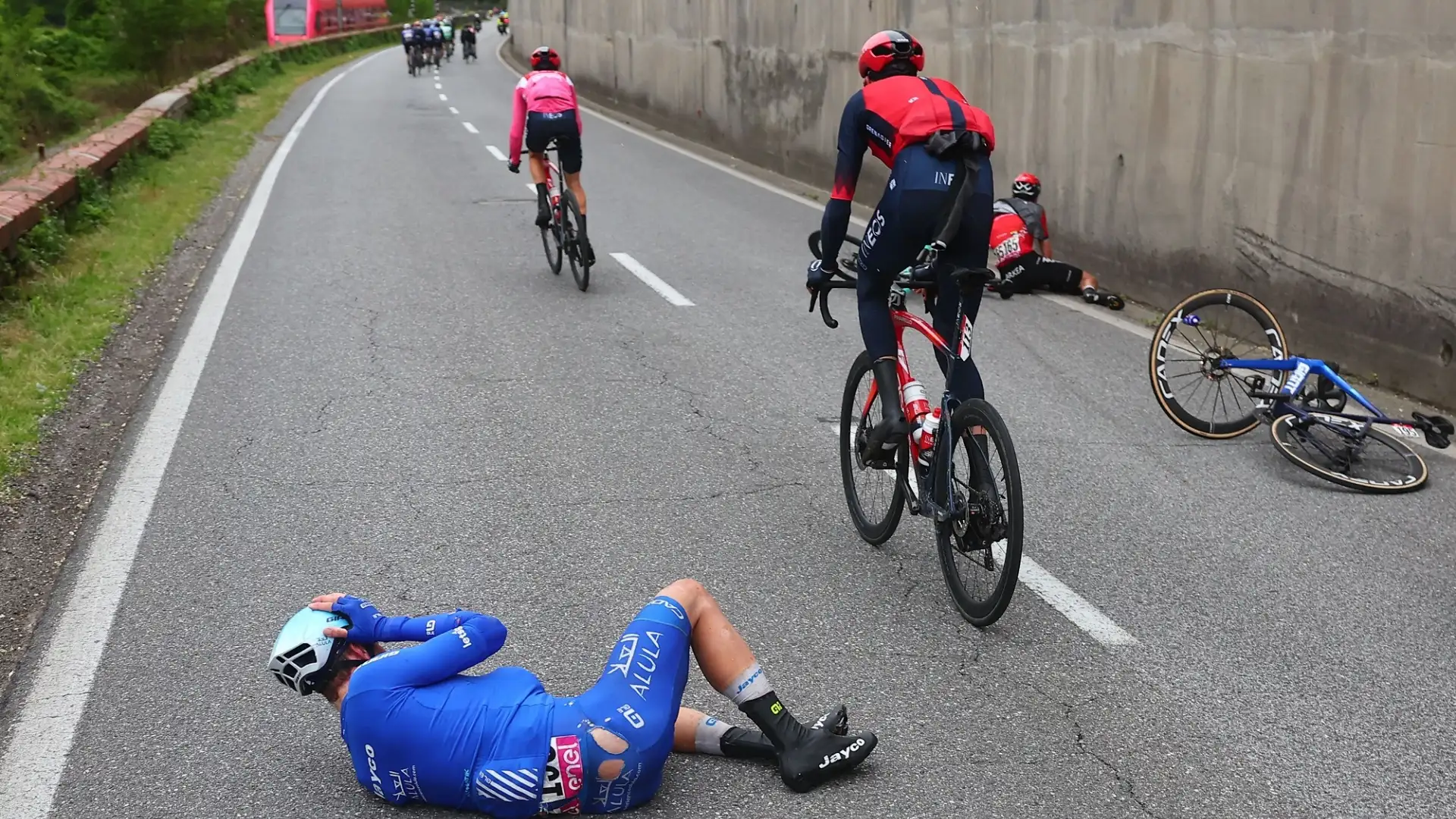 A 50 km dal traguardo c'è stata una brutta caduta in discesa che ha coinvolto alcuni ciclisti