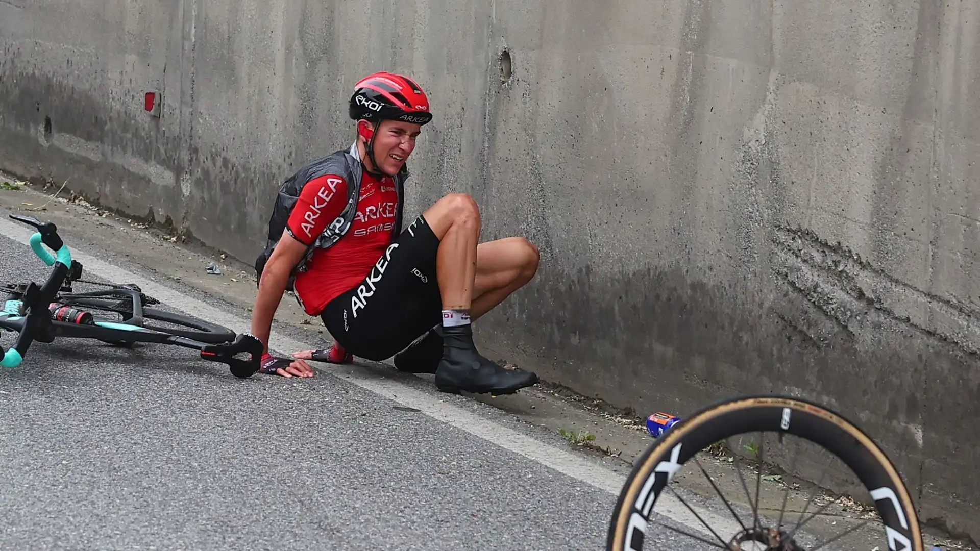 A terra è finito anche Bettiol, ripartito subito insieme a Postlberger. Più in difficoltà Barguil, che ha un problema al braccio sinistro