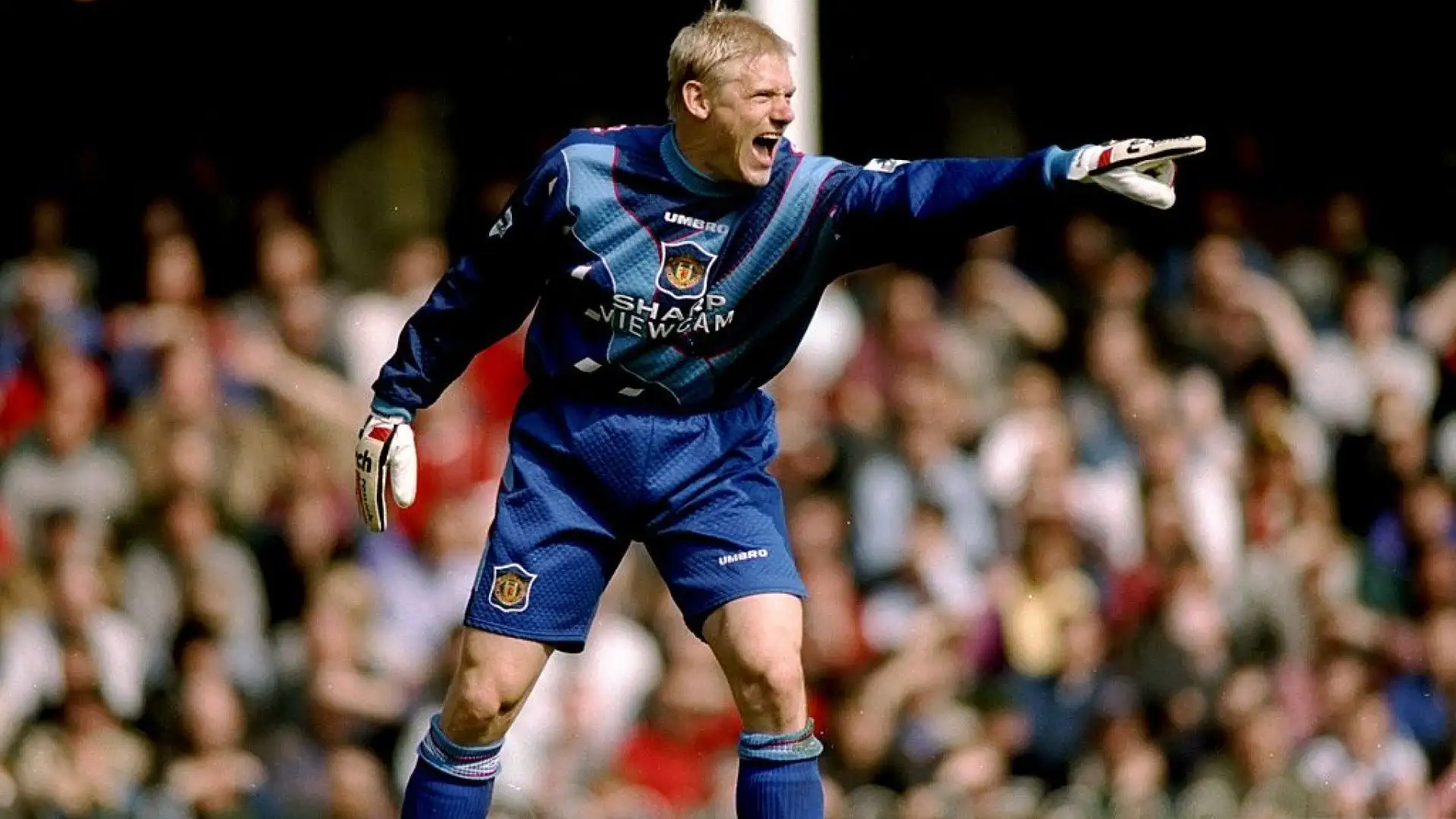 1- Peter Schmeichel: Considerato uno dei portieri più forti di tutti i tempi, ha vinto cinque Premier League con la maglia del Manchester United