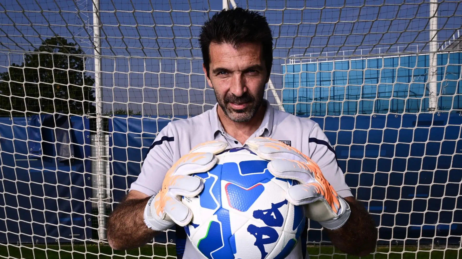 Gianluigi Buffon - il leggendario portiere ha giocato per la Juventus per molti anni, poi si è trasferito al PSG e ora gioca nel Parma
