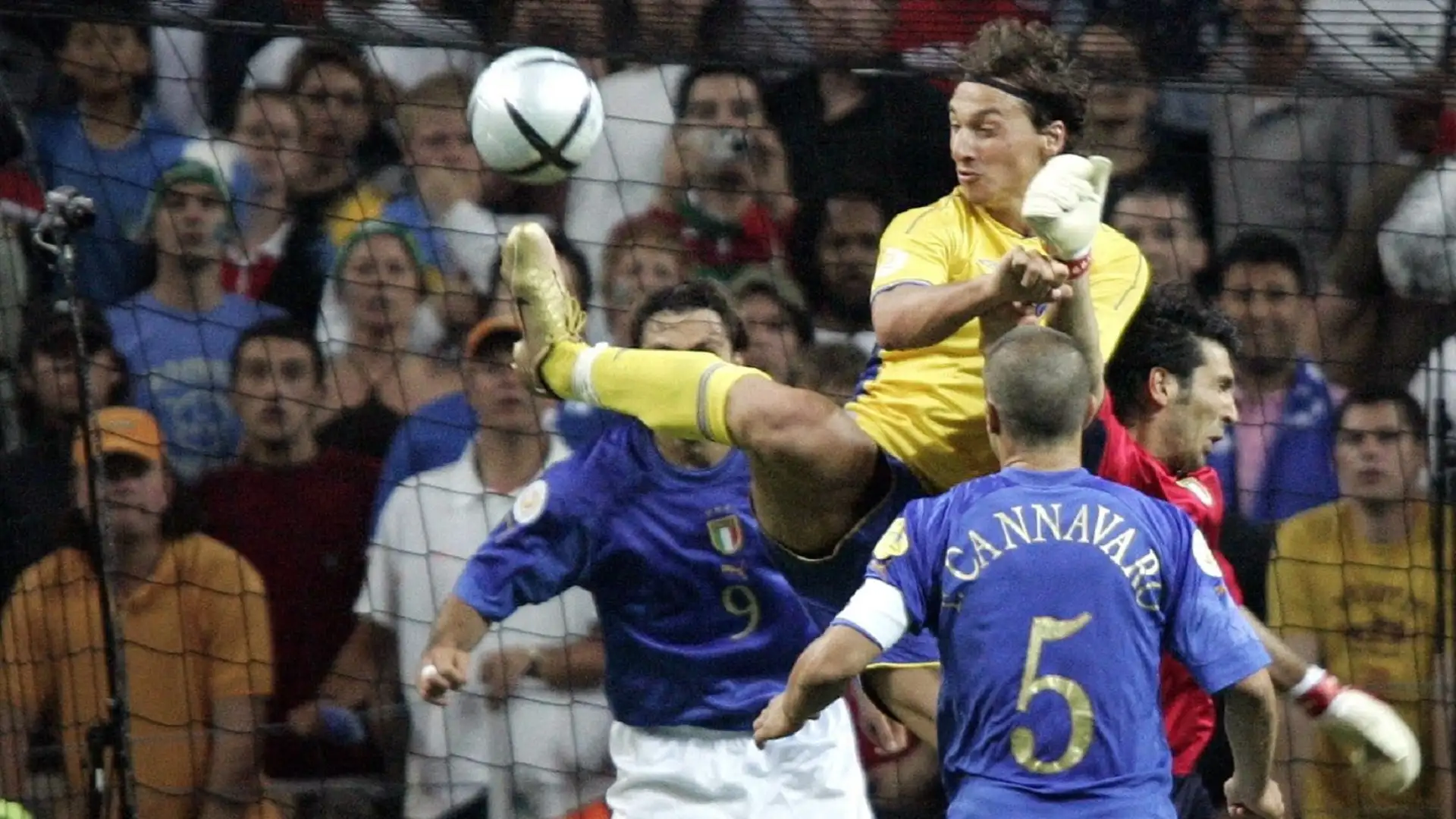 Zlatan Ibrahimovic nel 2004 con la maglia della Svezia