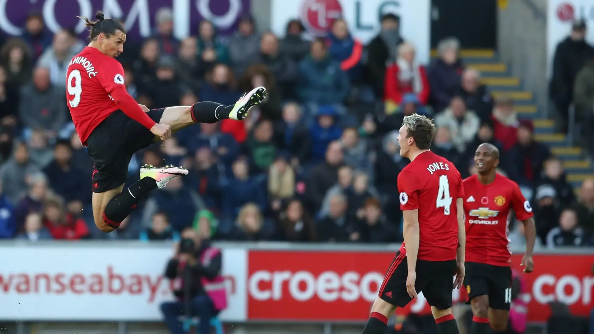 Zlatan Ibrahimovic nel 2016 con la maglia del Manchester United