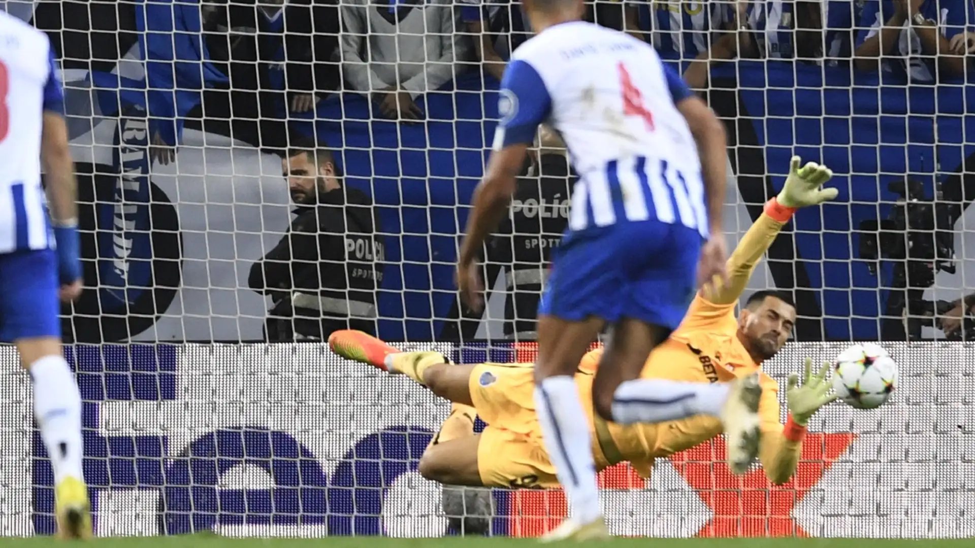 Diogo Costa è noto per aver parato cinque rigori consecutivi nell'ultima edizione di Champions League