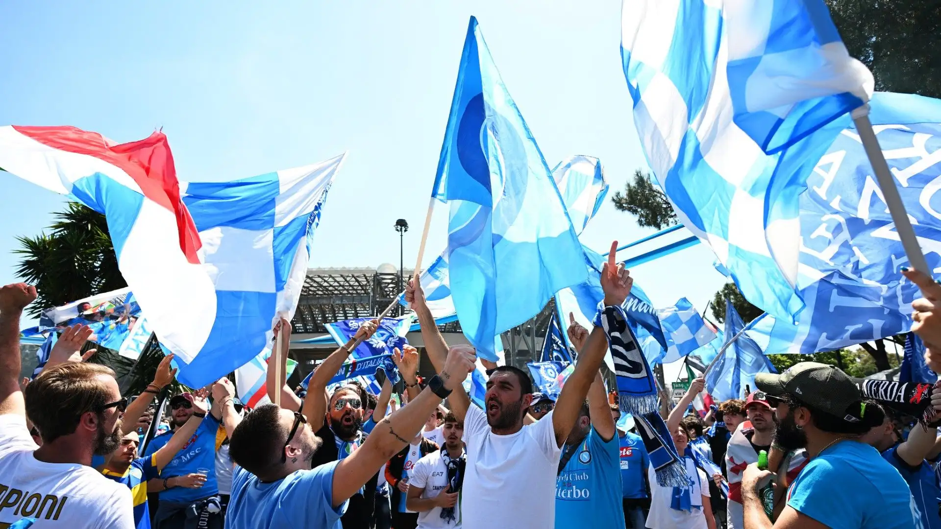 Festa infinita per le strade di Napoli