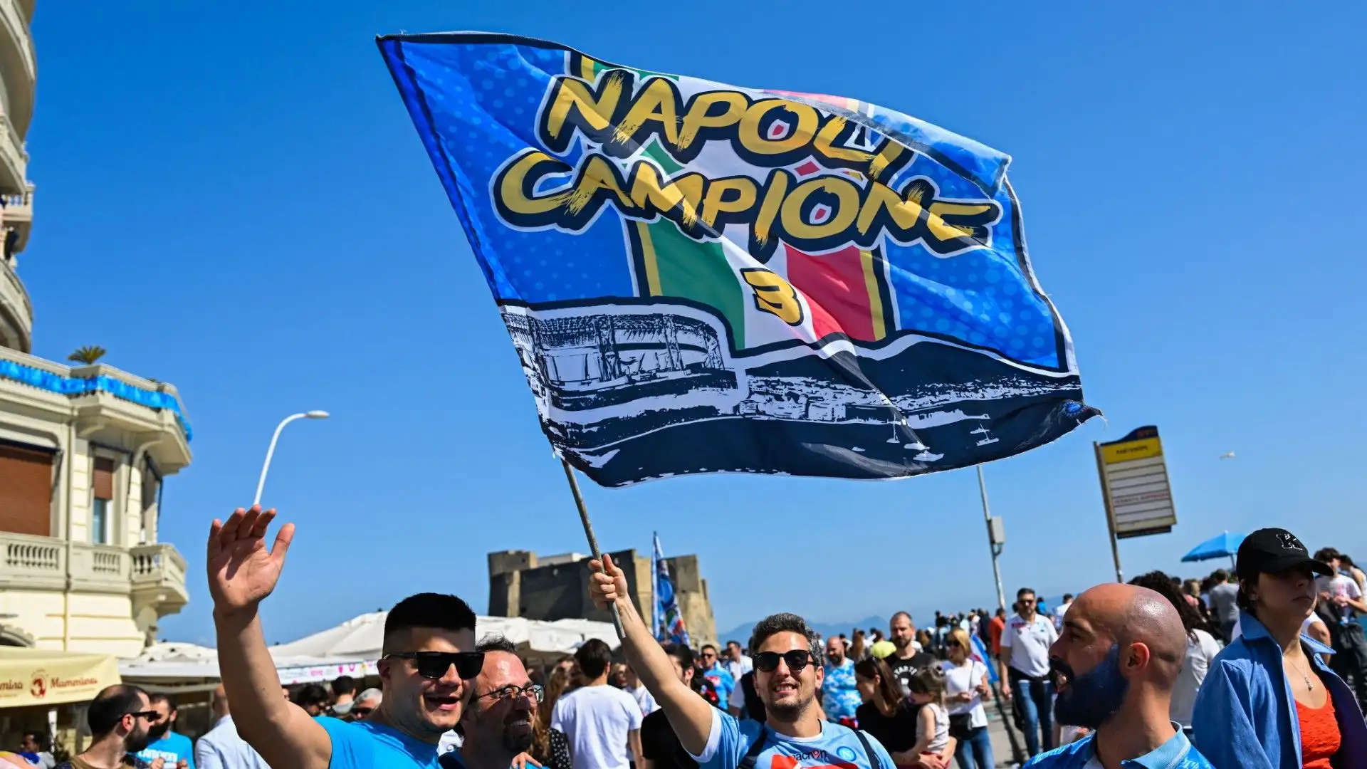 Tantissimi tifosi hanno deciso comunque di scendere in strada per festeggiare