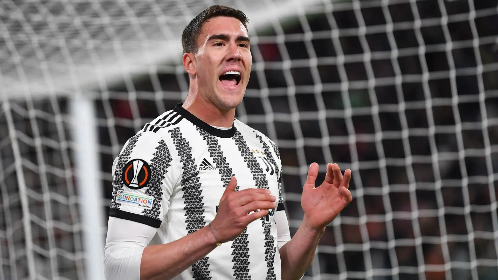 Dusan Vlahovic: difficilmente l'attaccante serbo resterà alla Juventus ma il club bianconero non farà sconti
