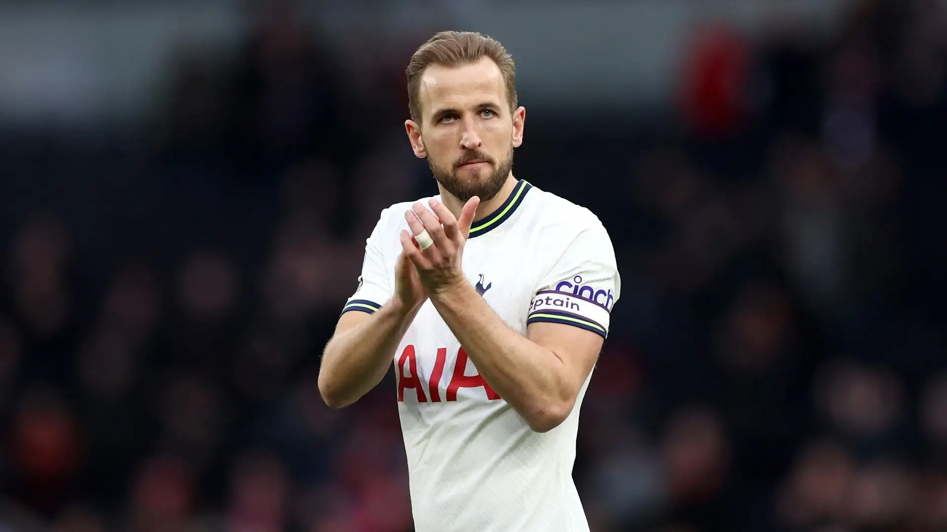 Harry Kane: per la giusta offerta il Tottenham è disposto a venderlo. Piace anche al Bayern Monaco ma il calciatore preferirebbe i Blancos
