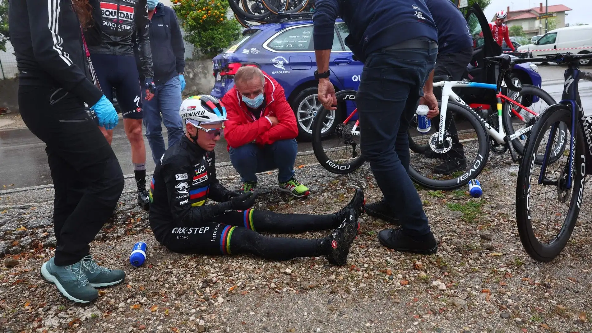 Un cane di piccola taglia ha provocato la caduta di diversi ciclisti, tra cui il corridore belga
