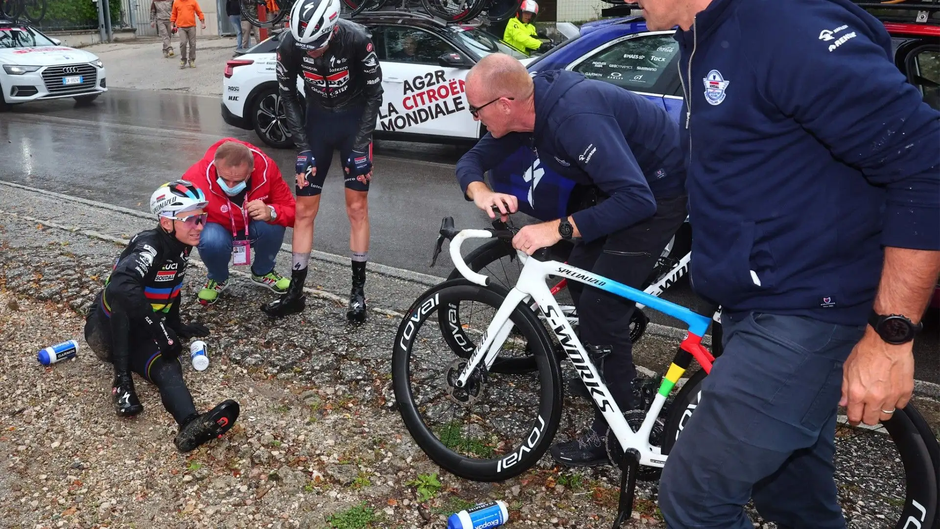 Il ciclista belga è stato subito soccorso