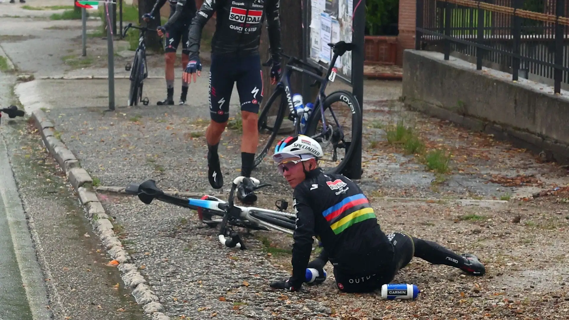 Un cane gli ha tagliato la strada!