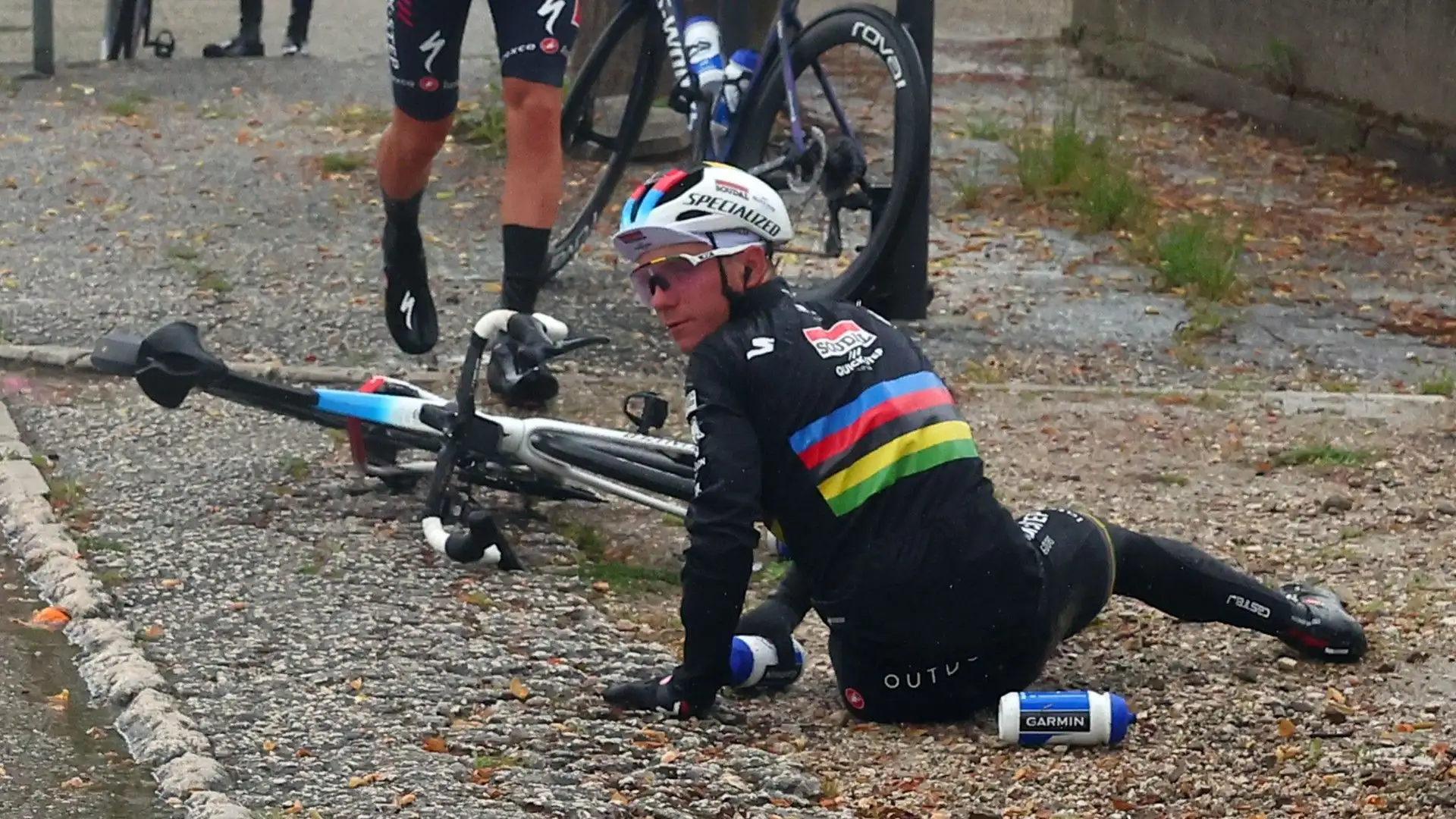 Ecco Remco Evenepoel  a terra dopo la caduta