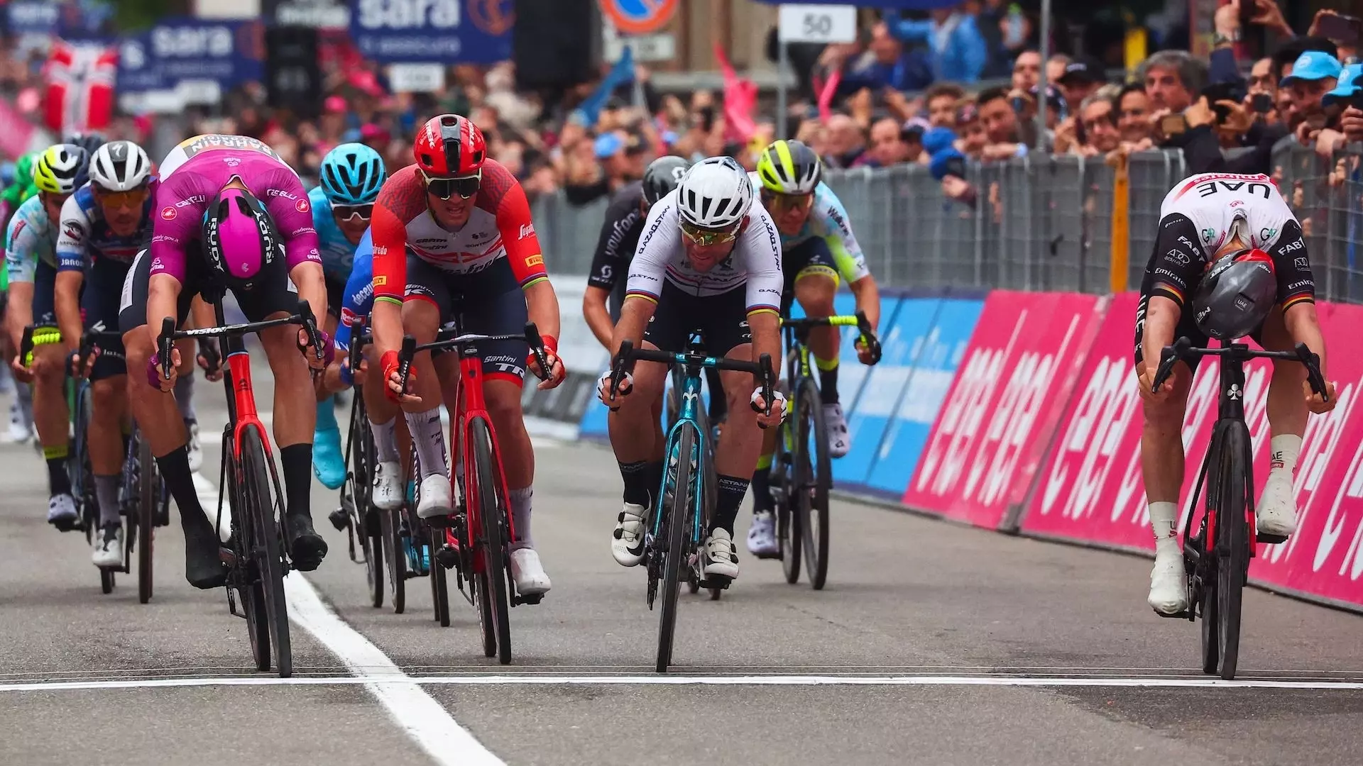 Giro d’Italia 2023: a Tortona Pascal Ackermann brucia Jonathan Milan al fotofinish