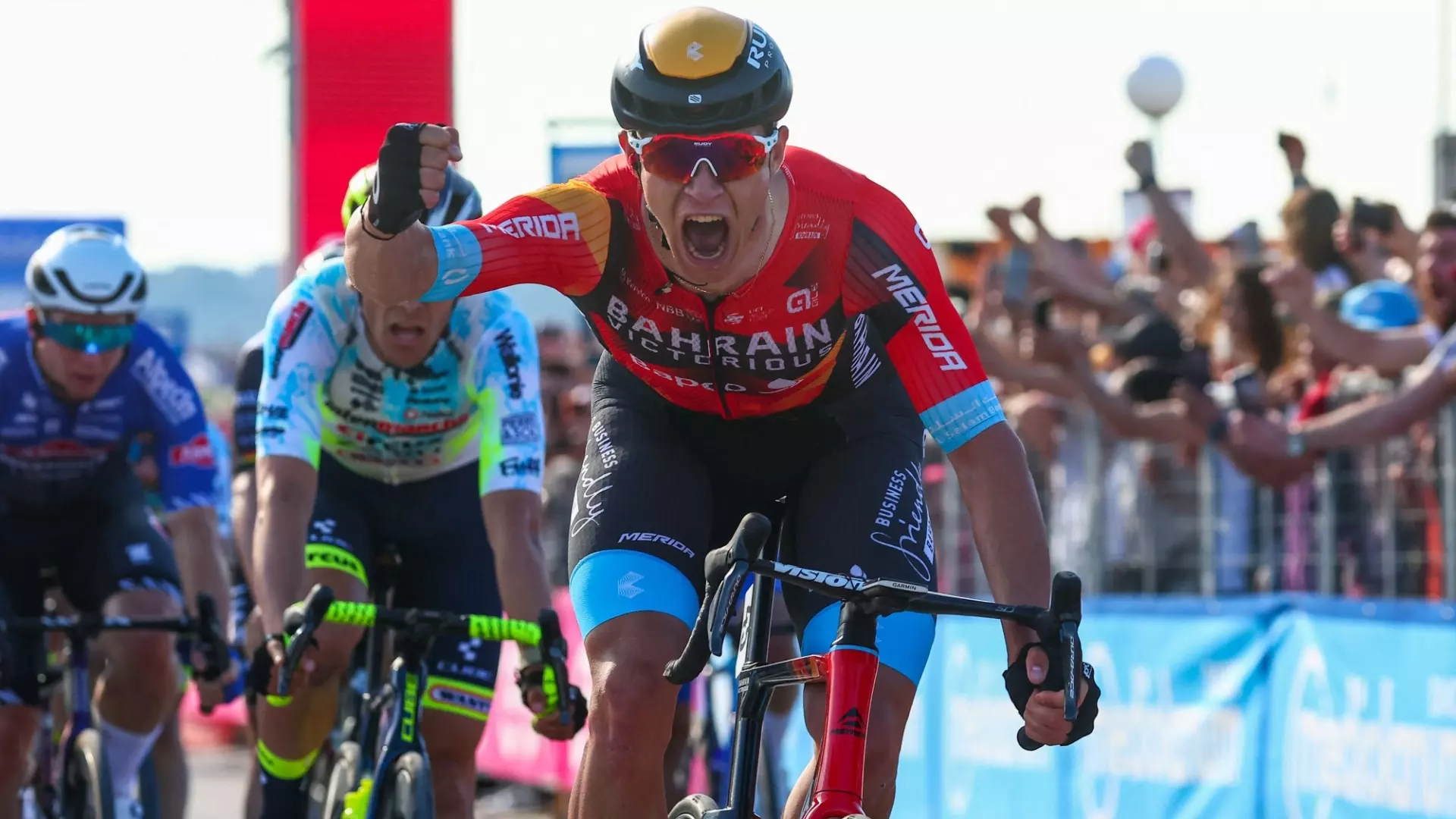 Giro 2023, Jonathan Milan trionfa in volata a San Salvo