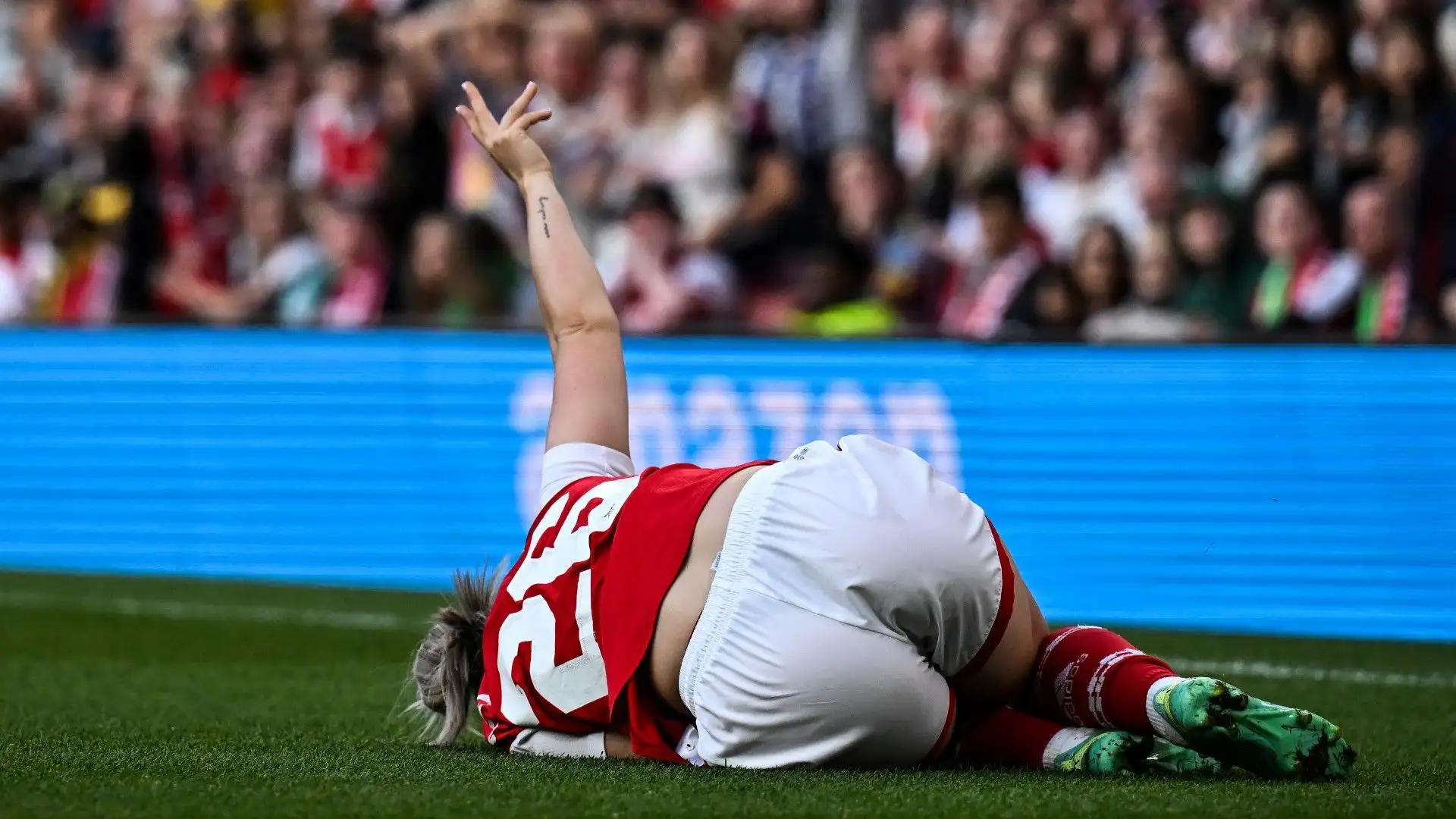 La calciatrice dell'Arsenal si è infortunata durante la partita di Champions League contro le tedesche del Wolfsburg