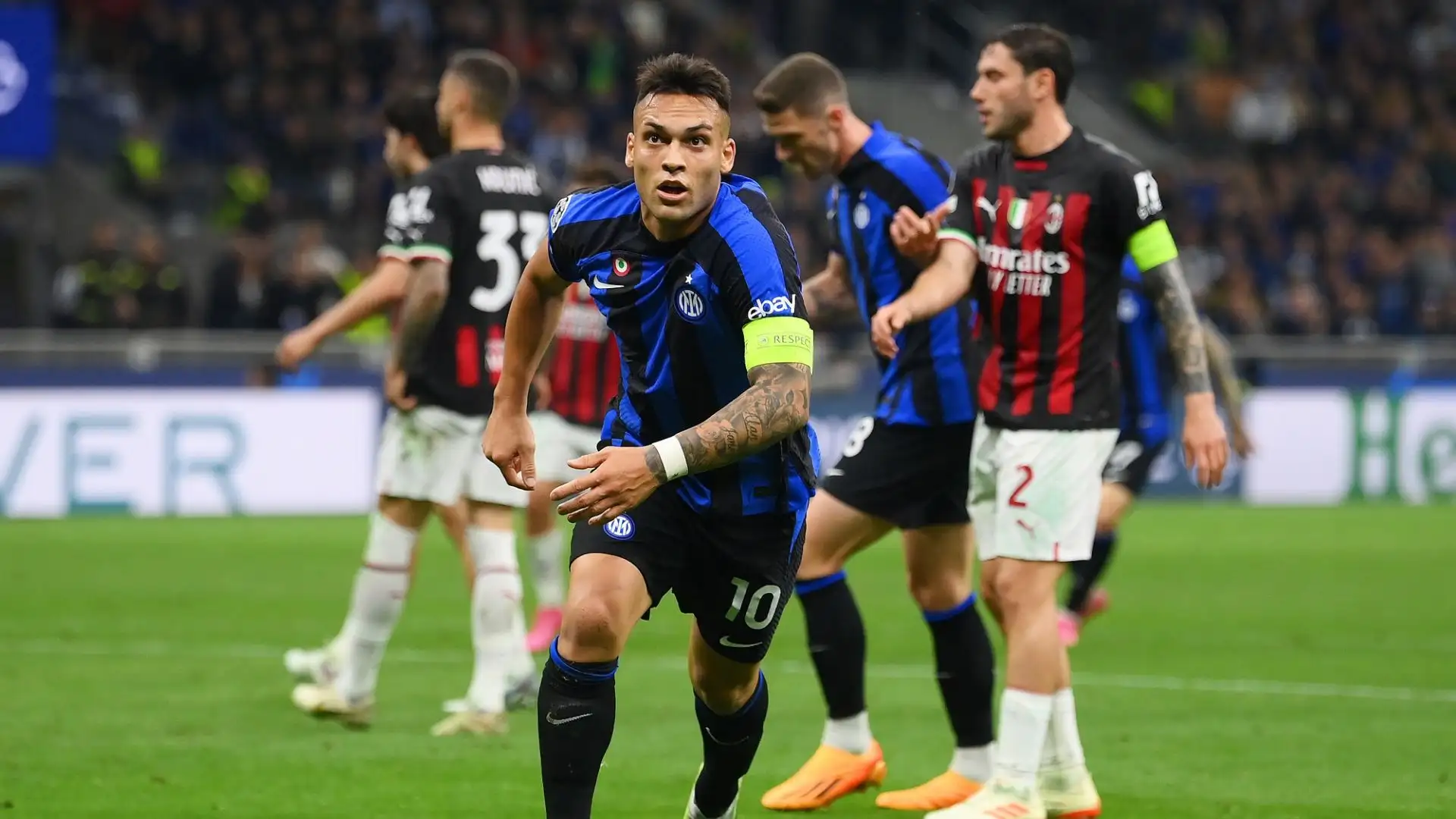 Lautaro Martinez è salito sui tabelloni e sulla balaustra, festeggiando con i tifosi
