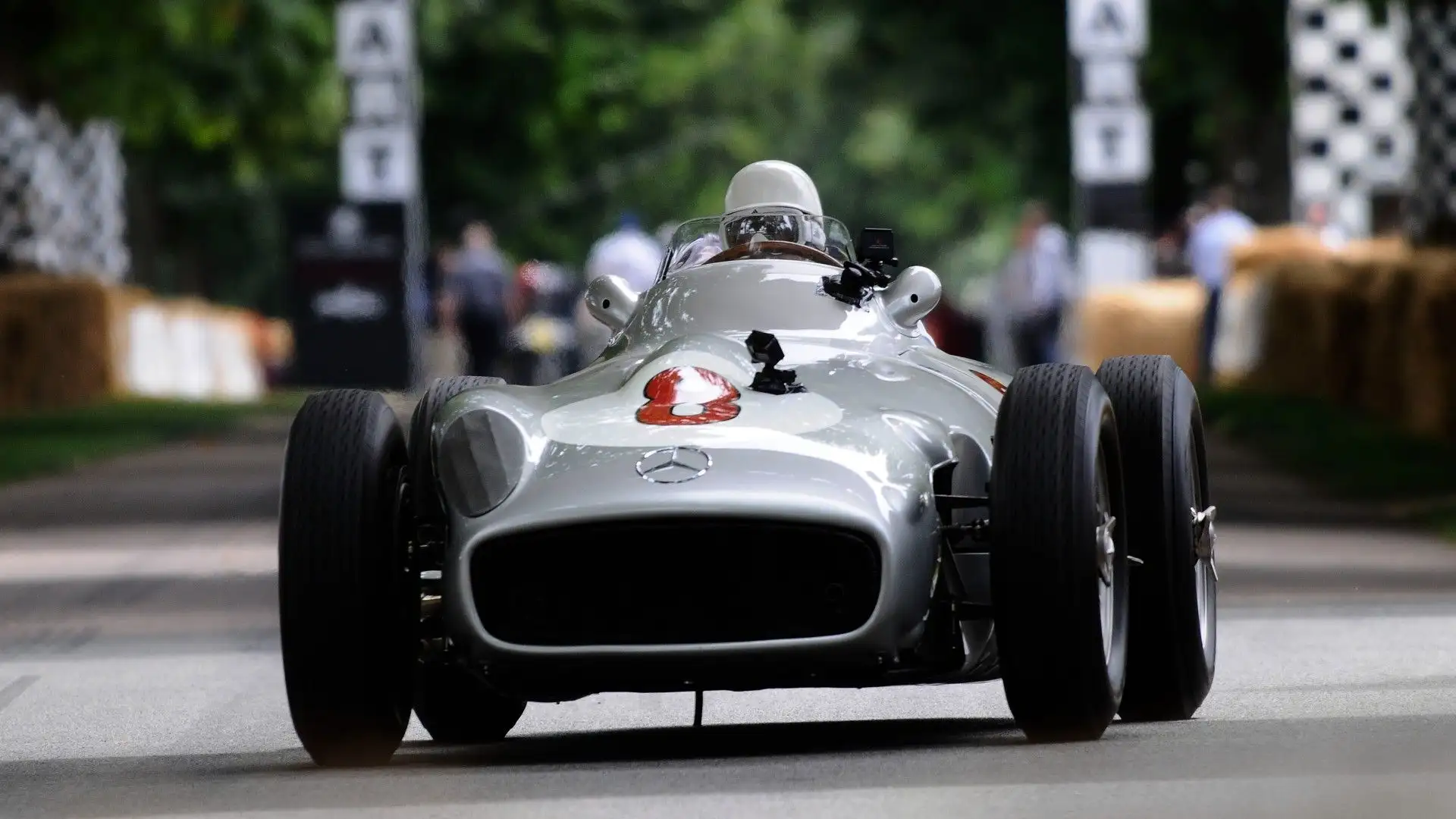 Mercedes W196 (1954) - Guidata da Juan Manuel Fangio, la Mercedes W196 aveva una forma elegante e slanciata

