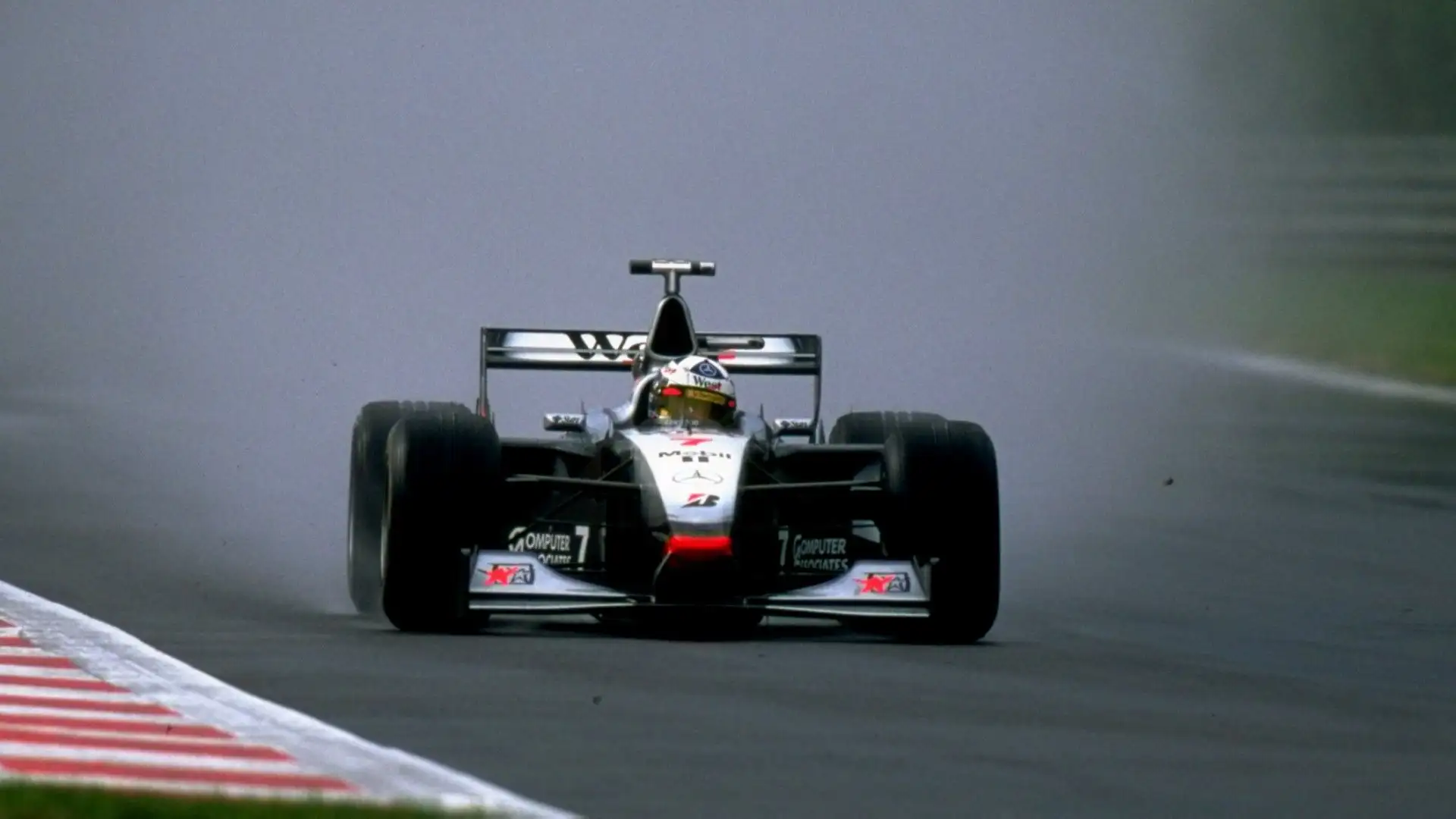 McLaren MP4/13 (1998) - Con il suo distintivo muso alto e stretto, la McLaren MP4/13 è stato guidato da Mika Hakkinen e David Coulthard durante la loro stagione di successo del 1998

