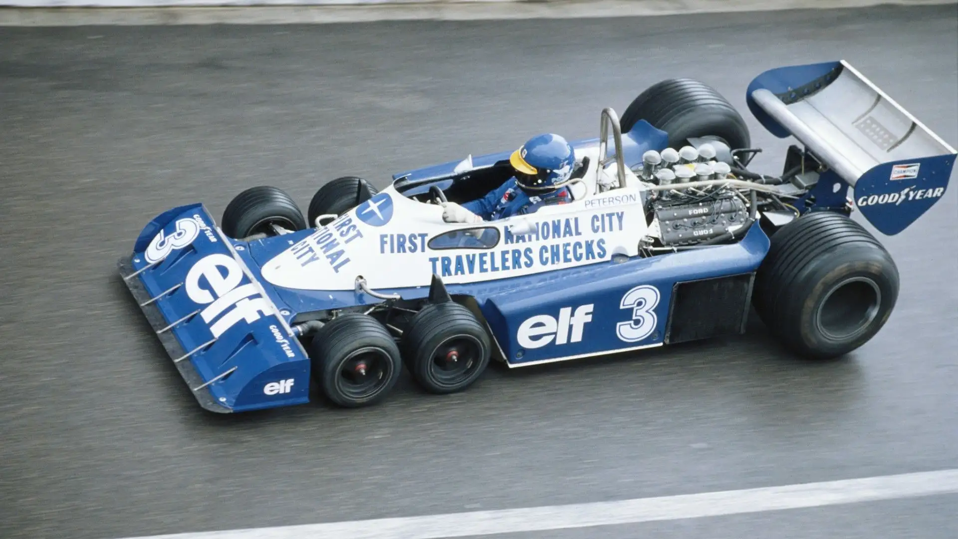 Tyrrell P34 (1976) - La Tyrrell P34 aveva un design rivoluzionario con quattro piccole ruote anteriori e un'ala posteriore alta e stretta
