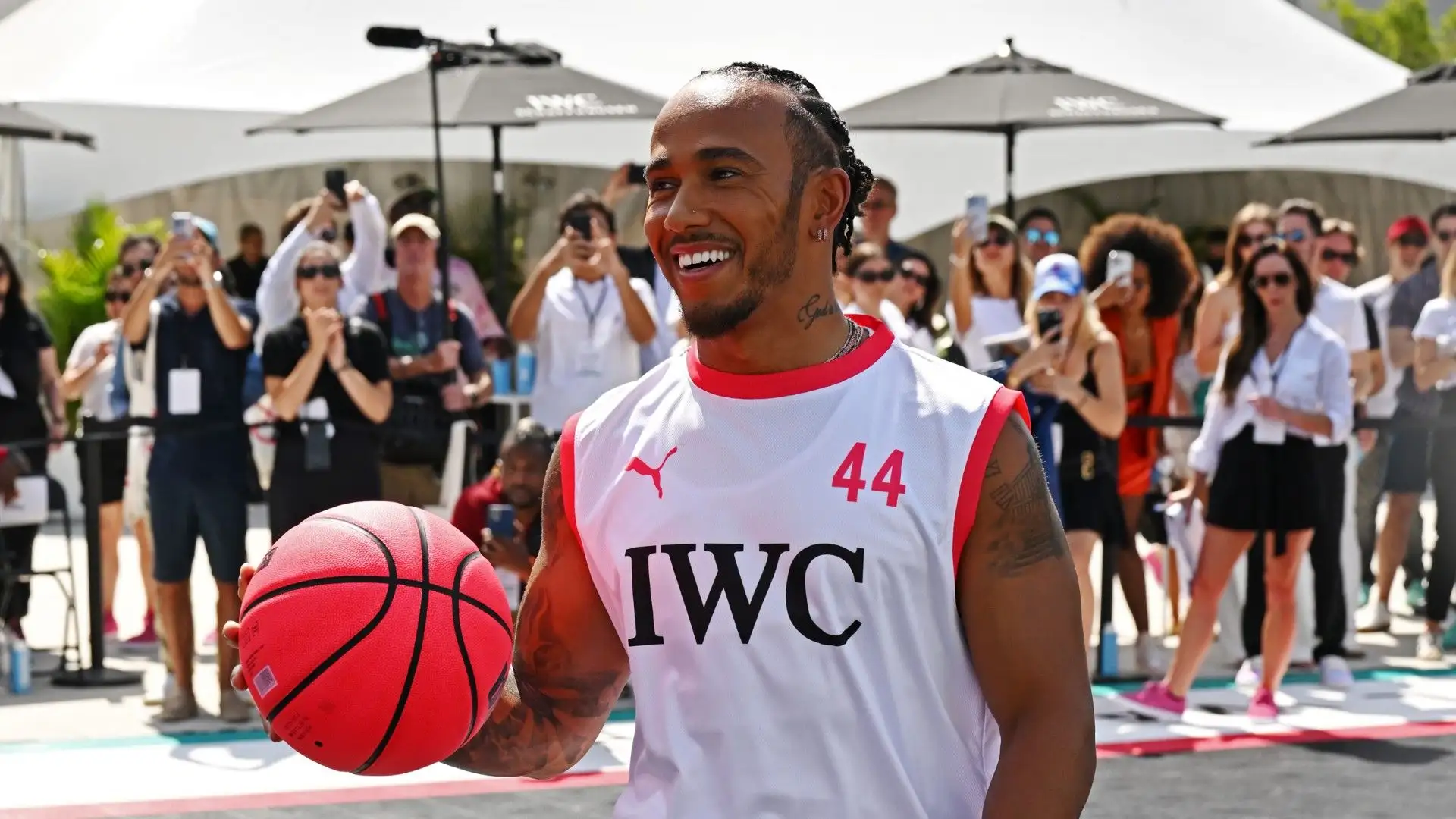 Nel corso di un evento legato ad uno sponsor Mercedes, il pilota si è divertito giocando a basket