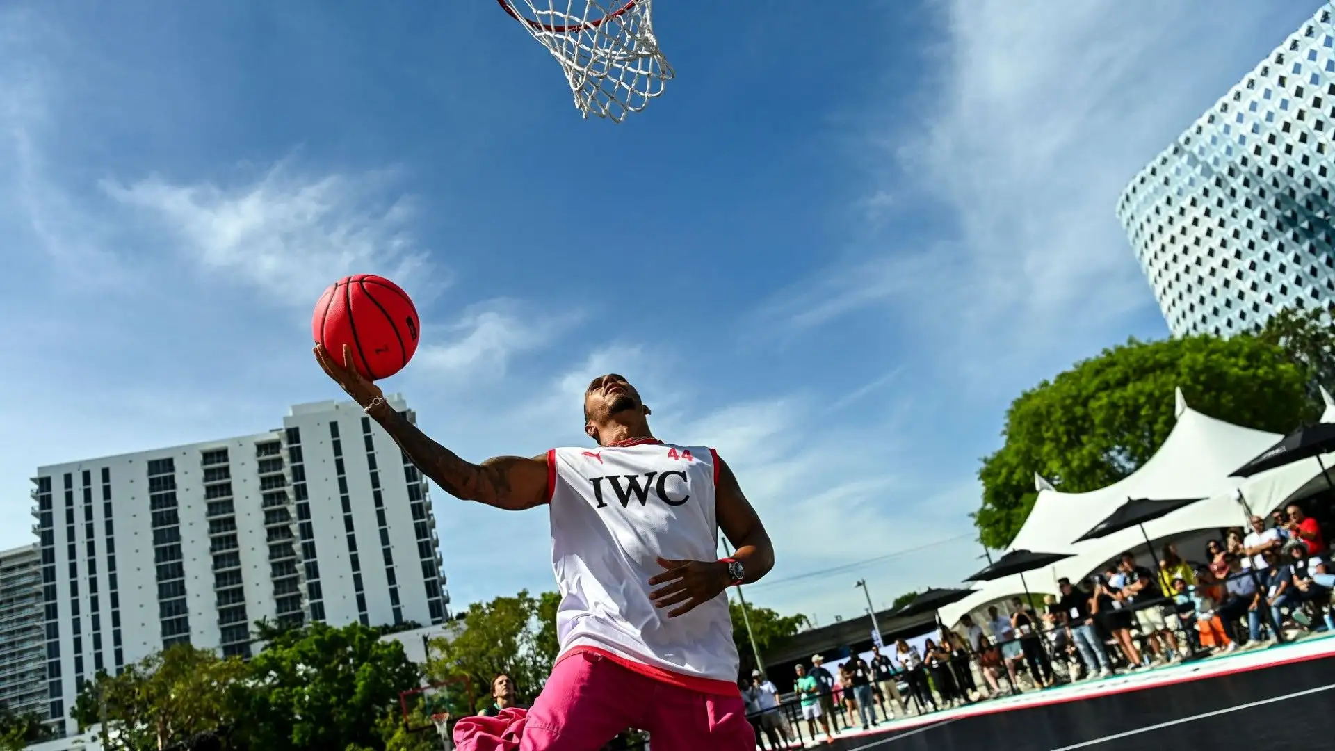 Ecco Lewis Hamilton mentre si diverte a giocare a basket