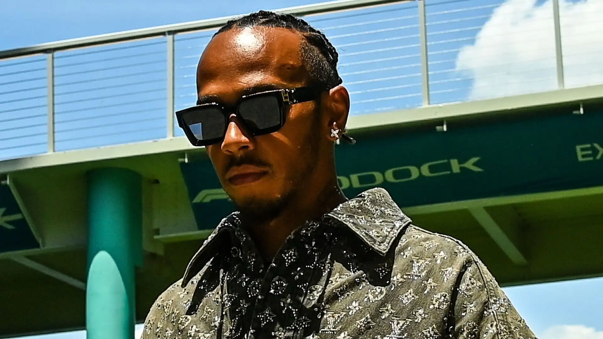 Hamilton si è presentato a Miami con un super look