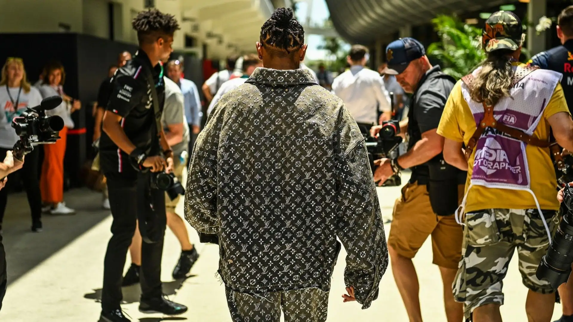 Ovviamente l'outfit del britannico ha attirato tantissimi tifosi