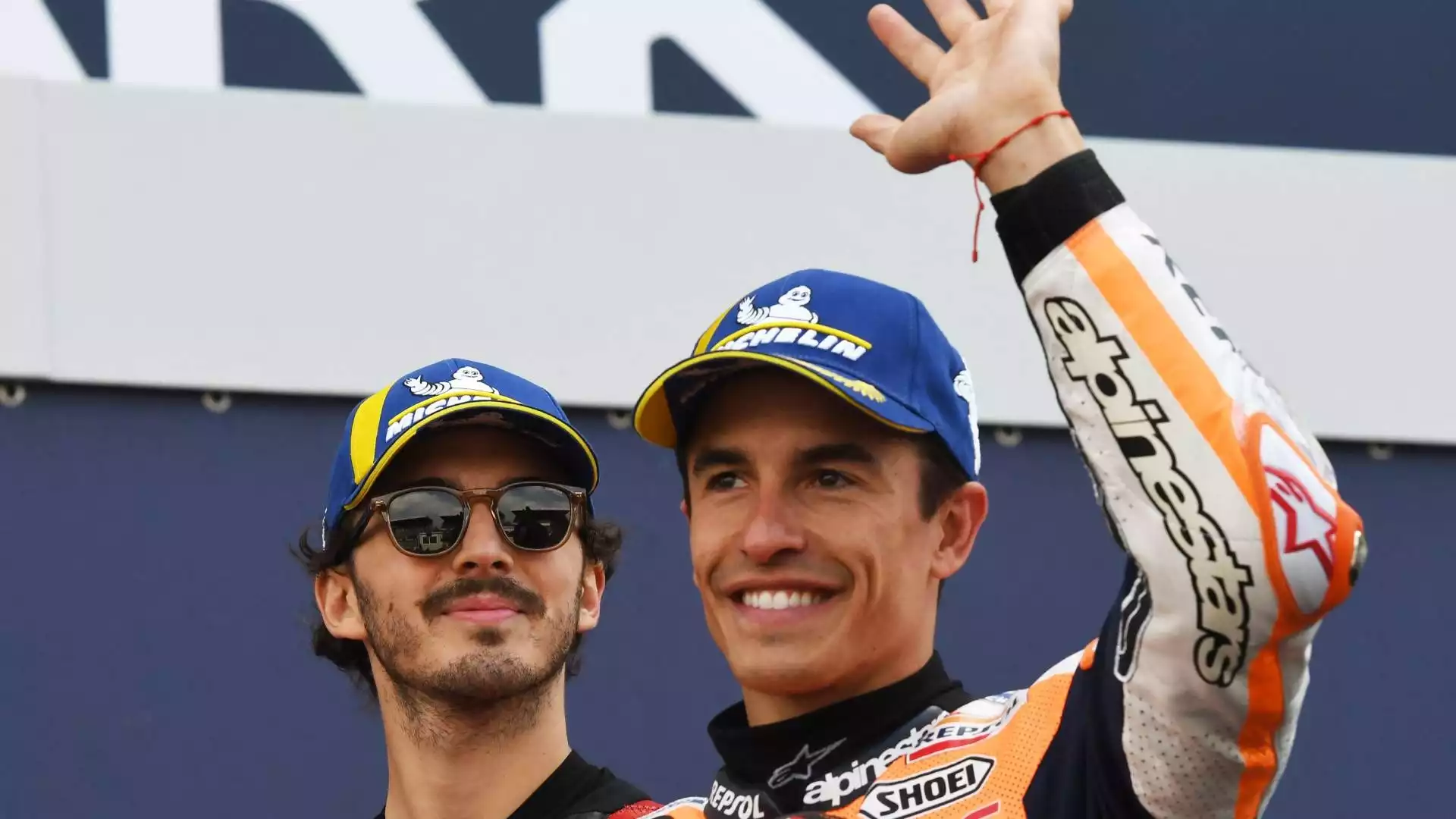 Sorpasso di Marquez su Bagnaia: il piemontese se la prende con la direzione