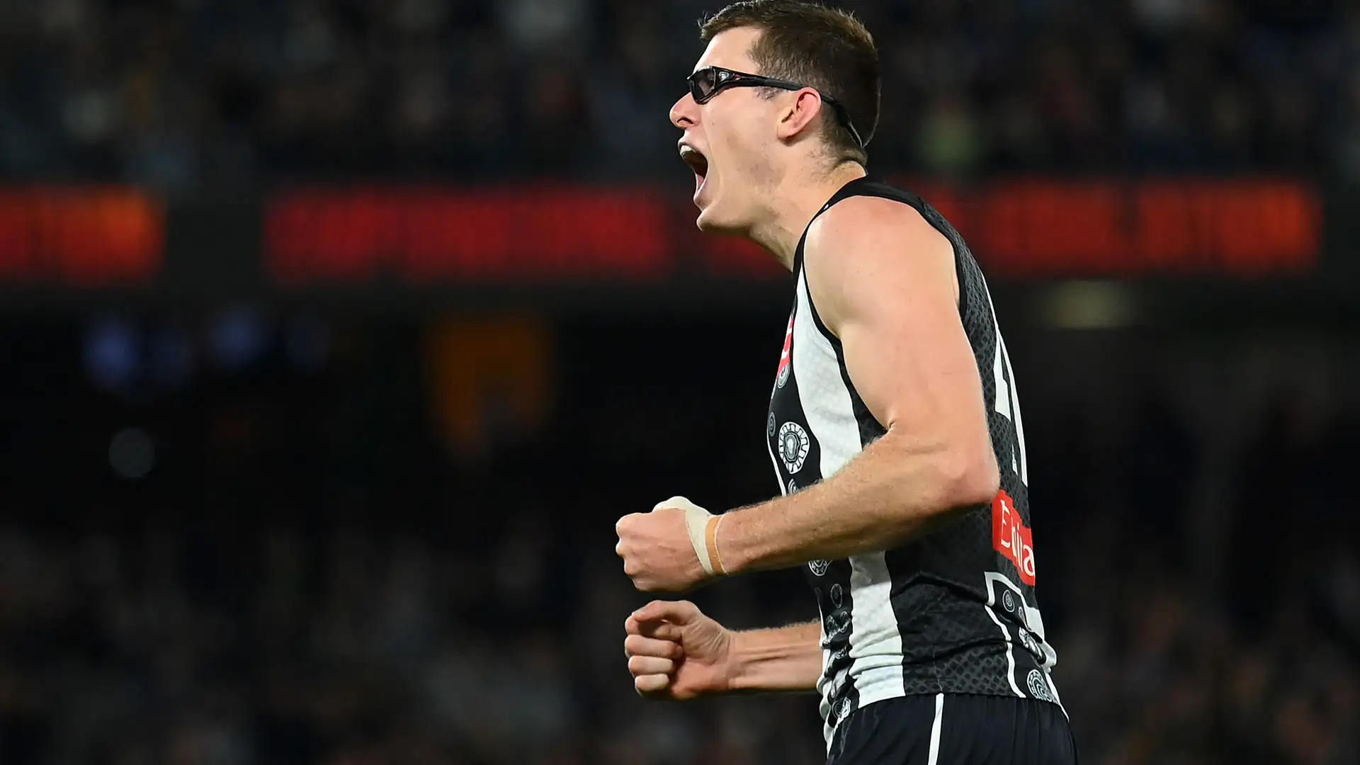 Il 30 maggio 2014 ha firmato con i Collingwood Football Club.