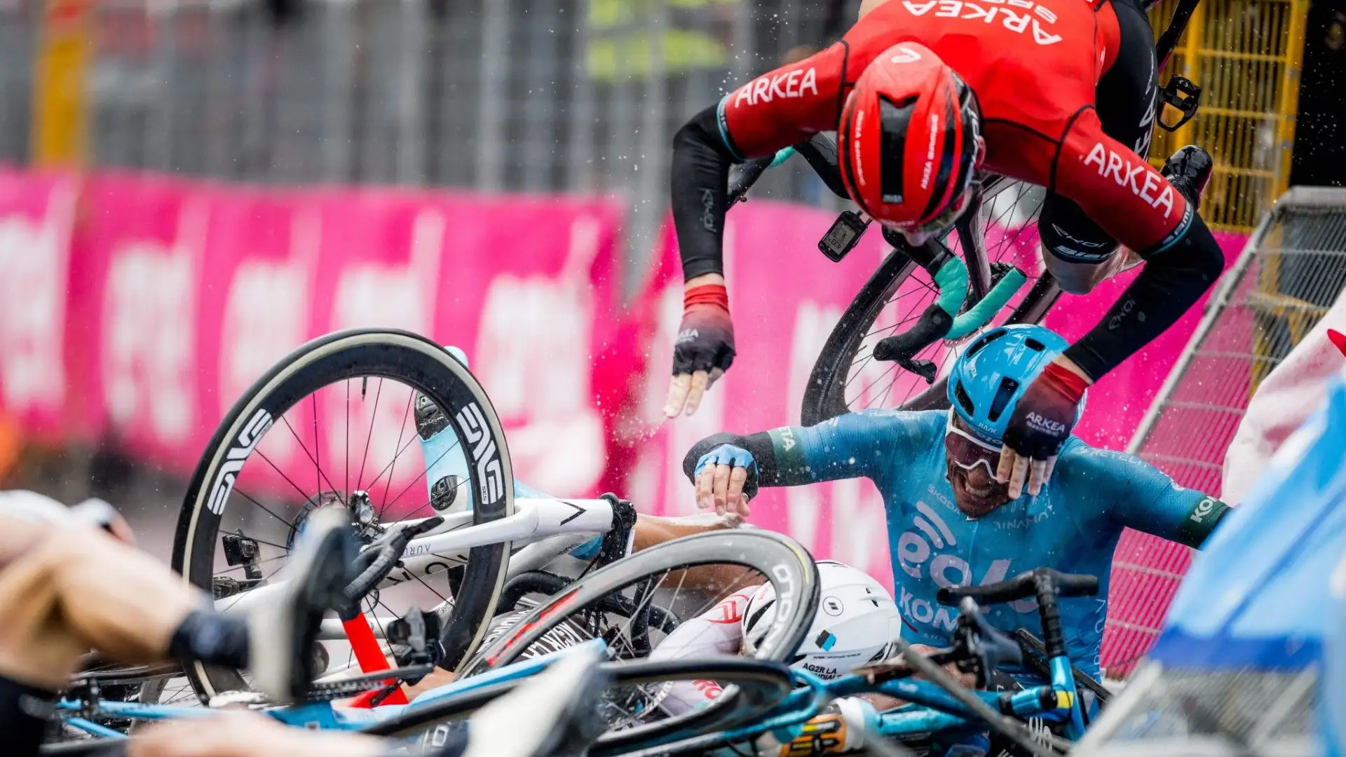 L'incidente ha coinvolto diversi ciclisti