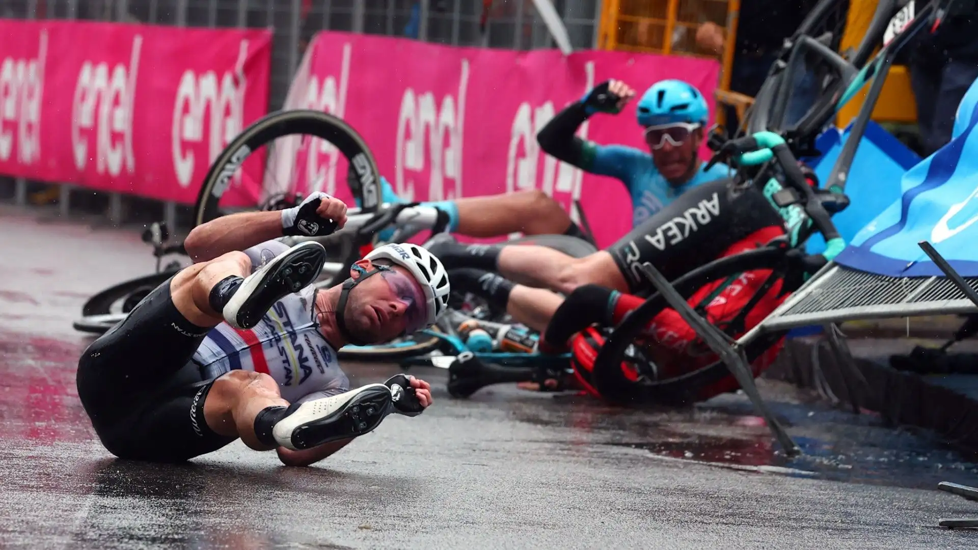 Mark Cavendish è caduto dopo un contatto con Alberto Dainese.