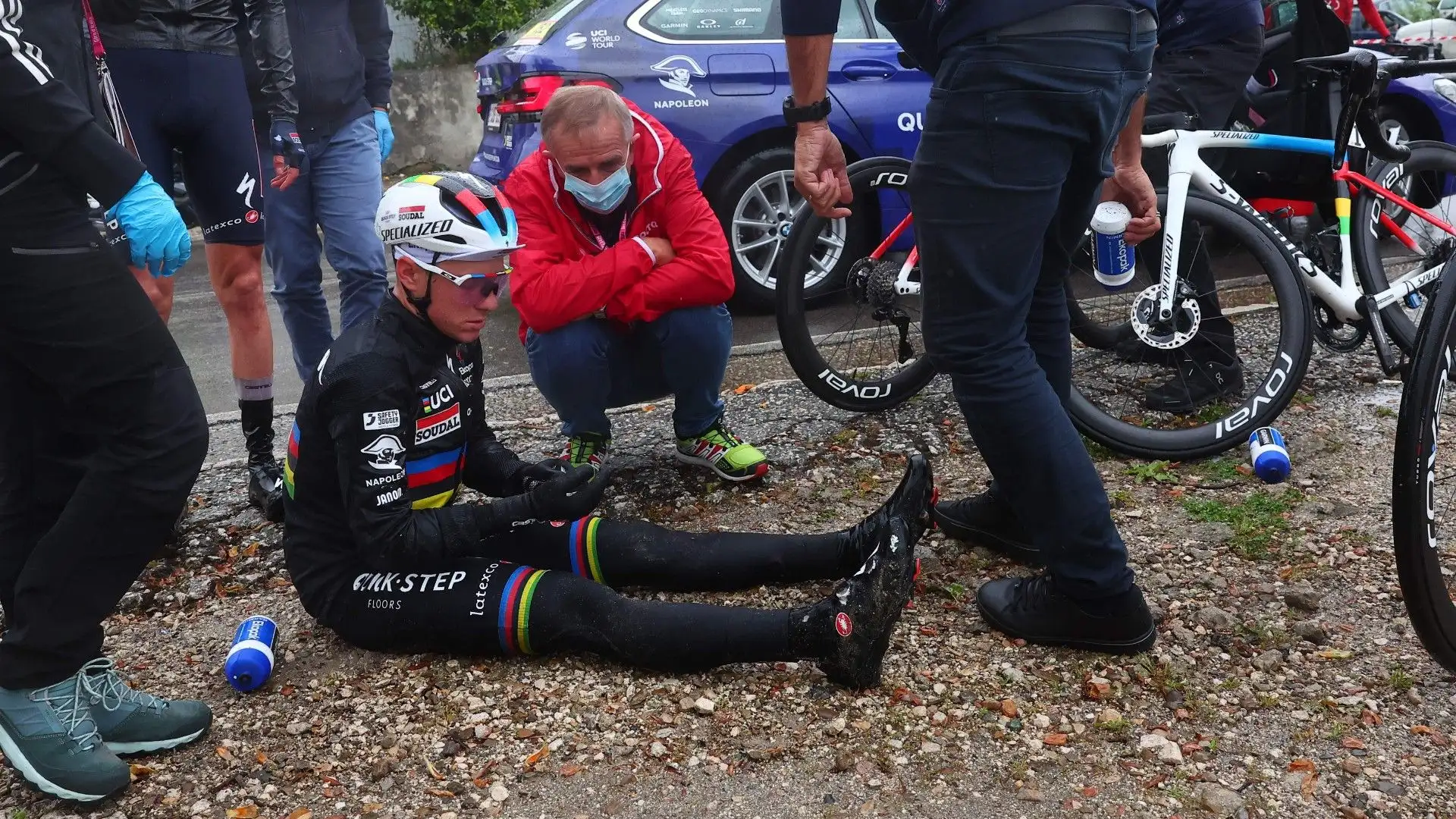 Anche Remco Evenepoel è caduto: un cane gli ha tagliato la strada