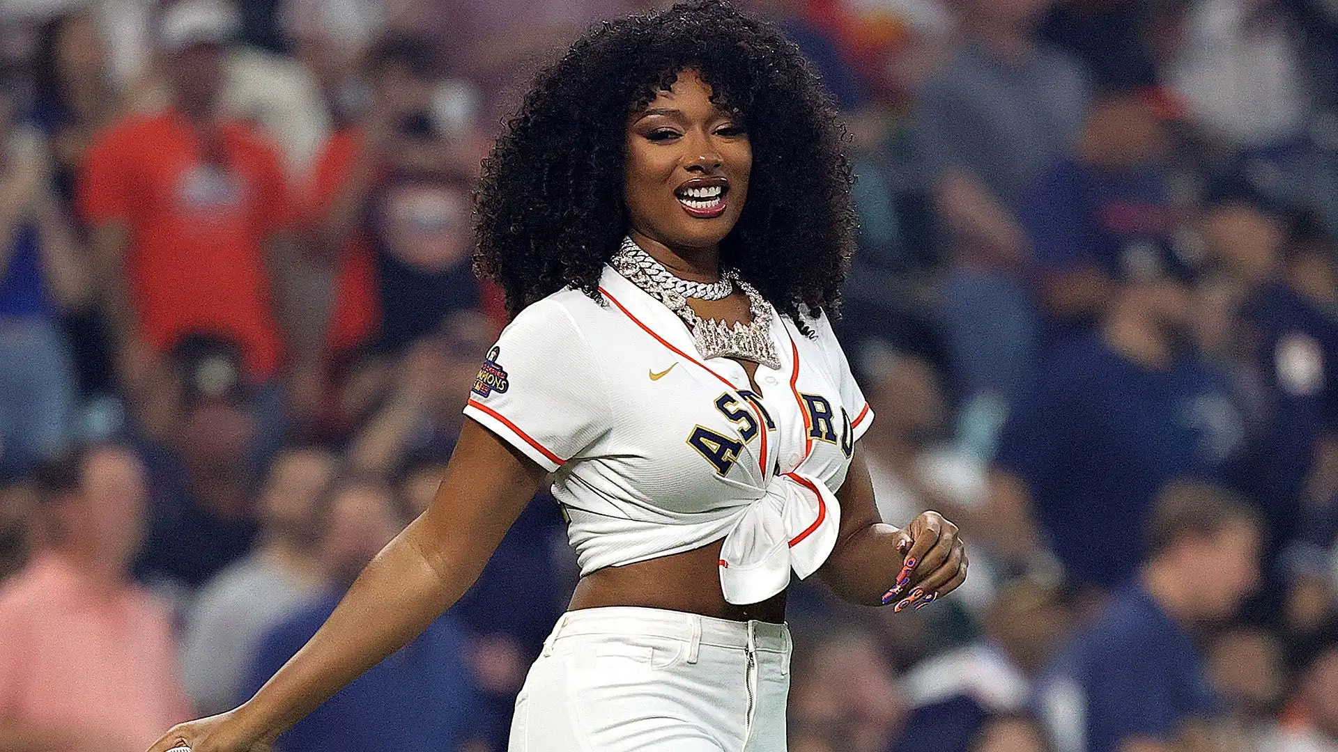 Megan Thee Stallion è nota anche per il suo impegno a sostenere cause benefiche. Ha donato ingenti somme di denaro per aiutare studenti meritevoli e comunità colpite da disastri naturali