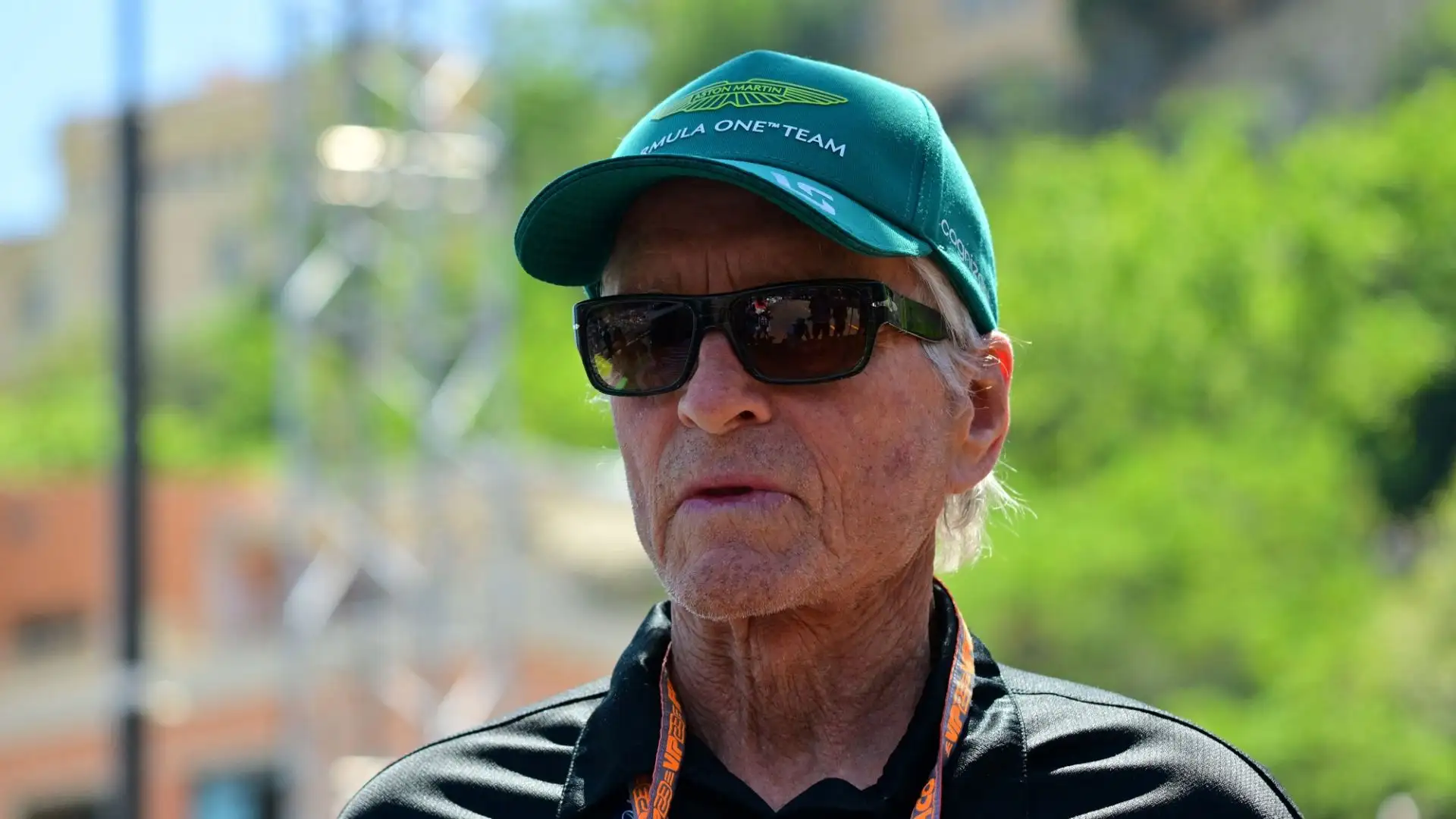 Michael Douglas indossava un cappellino dell'Aston Martin, il team di Fernando Alonso