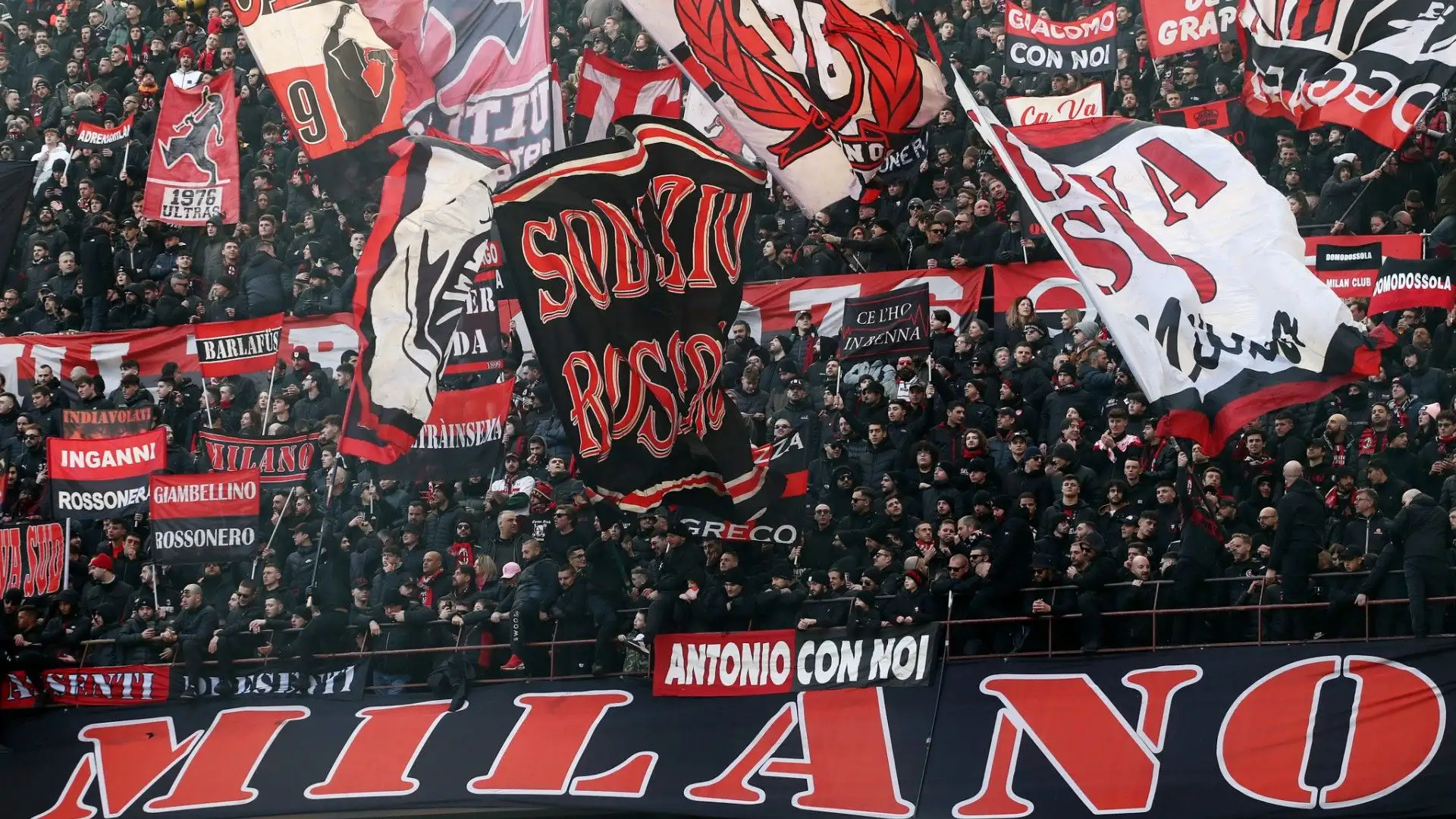 Il club rossonero vuole rinforzare il reparto offensivo