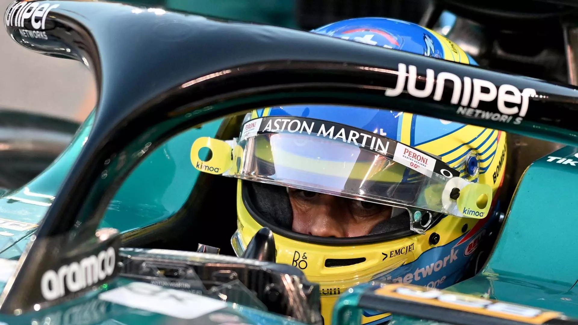 Fernando Alonso dietro Charles Leclerc: la sua frecciata alla Ferrari