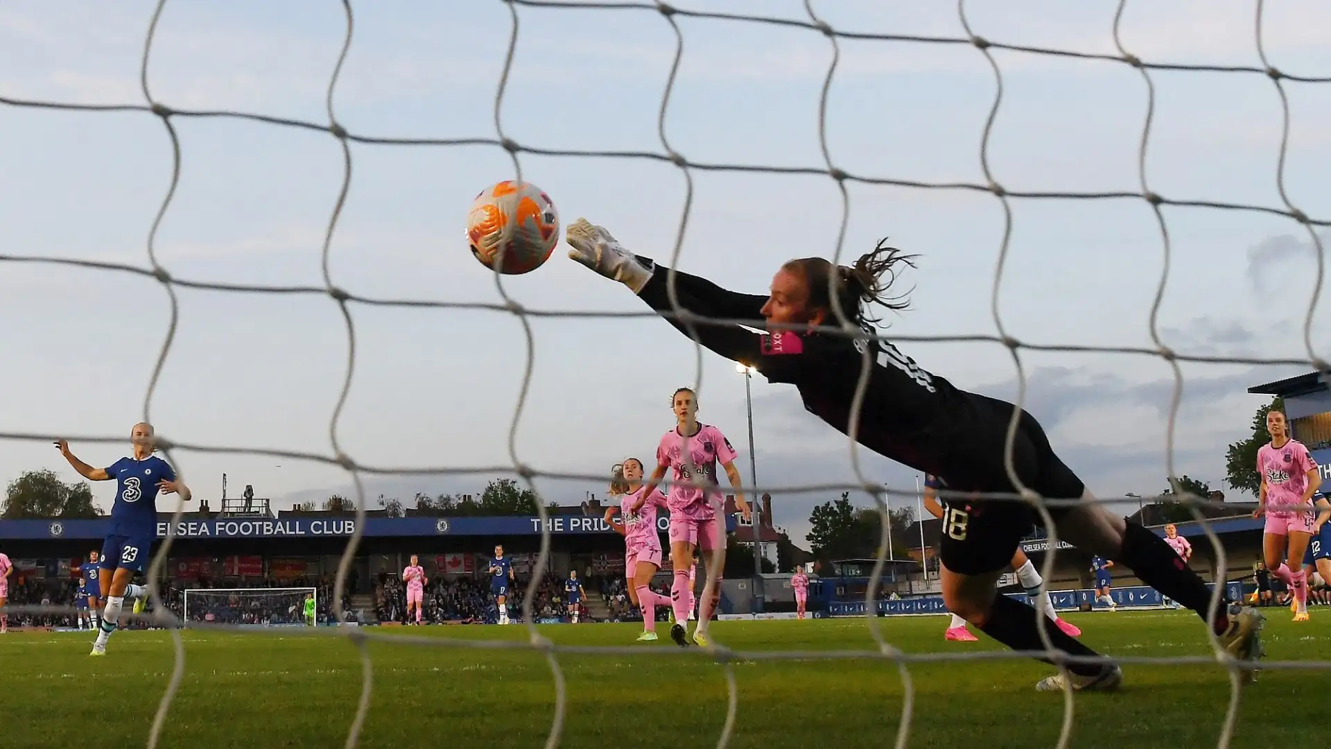 Pernille Harder ha anche realizzato l'assist per la quarta rete del Chelsea, ad opera di Fleming al 44'.