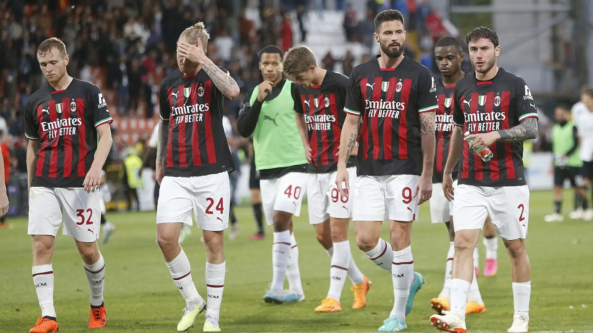 I tifosi rossoneri non hanno gradito e hanno chiamato i calciatori sotto alla curva