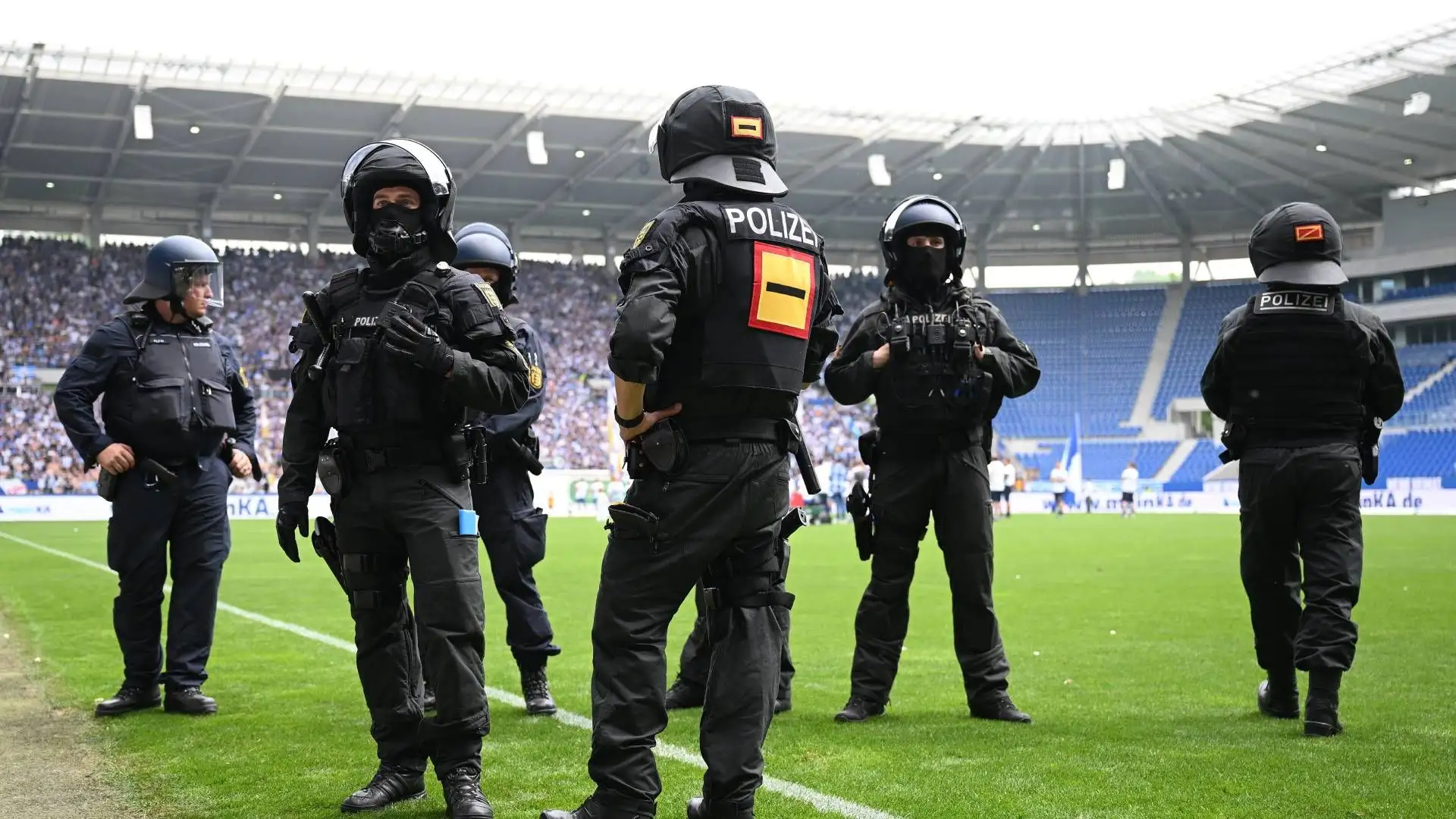 Gli agenti si sono spinti fin sul campo da gioco per tenere a bada i tifosi del Kaiserslautern 