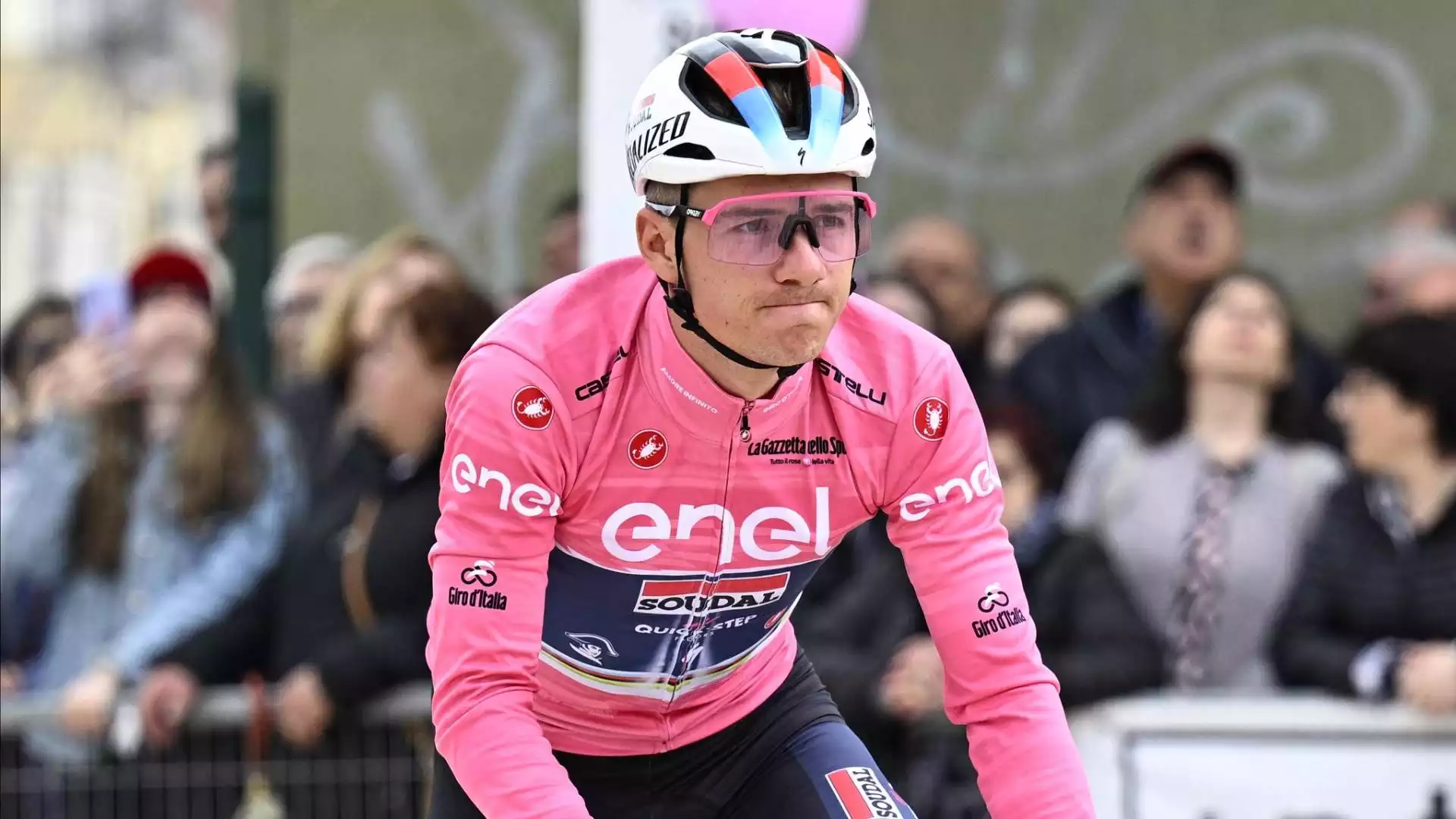 Cane al Giro d’Italia, paura per Remco Evenepoel