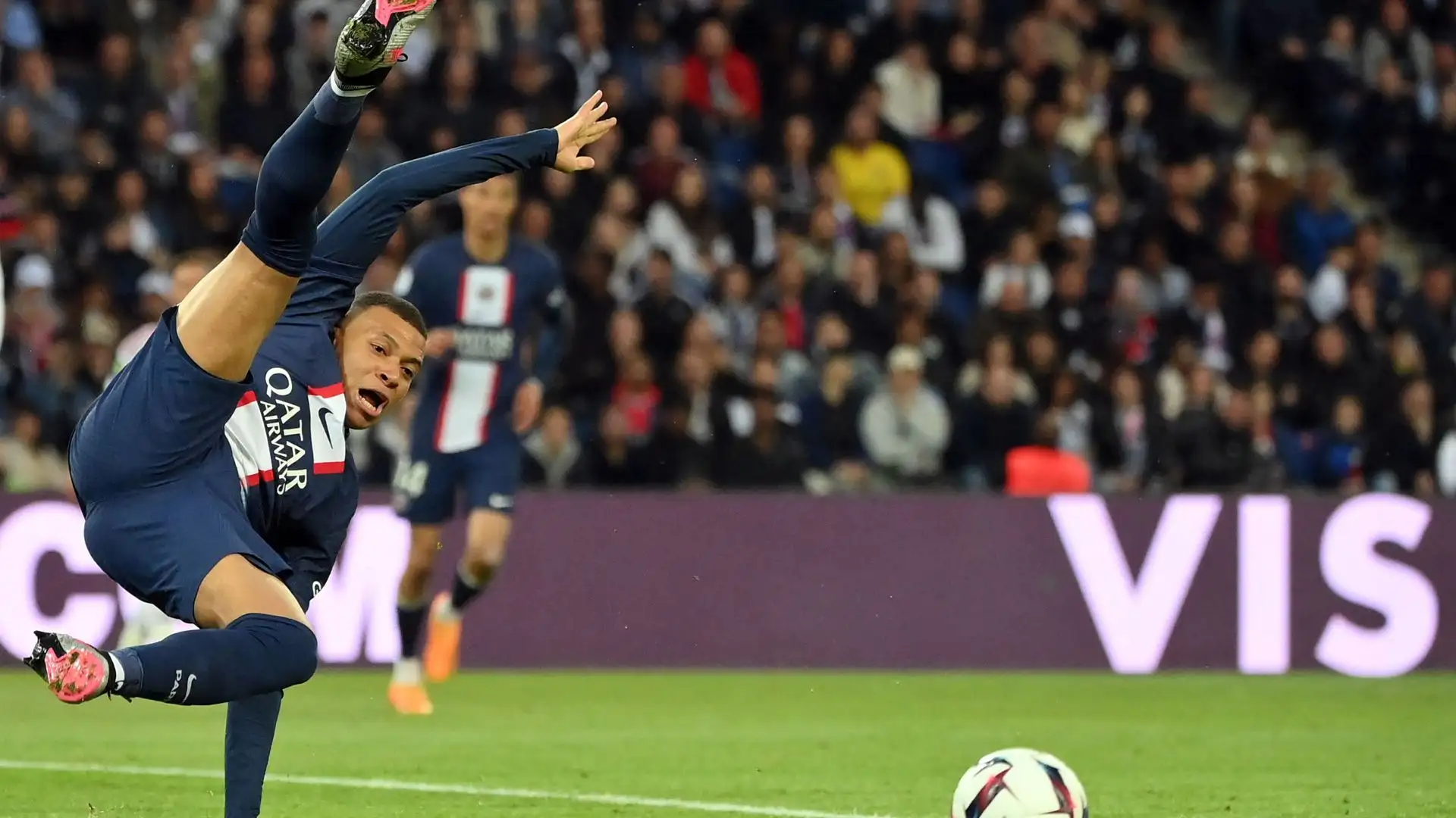 Un'acrobazia di Mbappé, che ha realizzato due gol nel secondo tempo