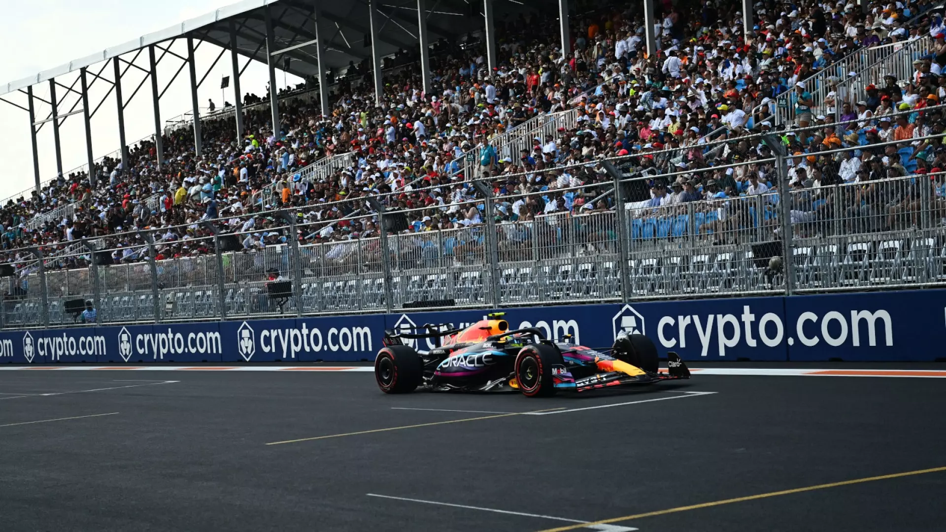 Gp Miami, caos in Q3 con Leclerc a muro: Perez ne approfitta, Verstappen mastica amaro