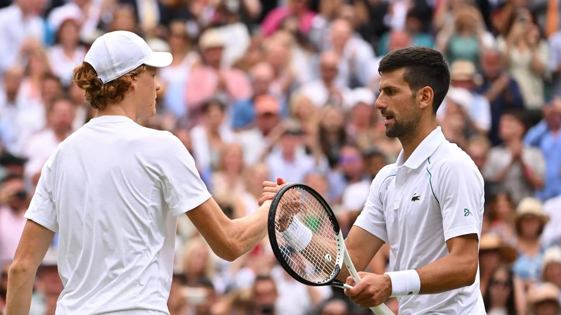 Jannik Sinner-Novak Djokovic, bagno di folla in allenamento