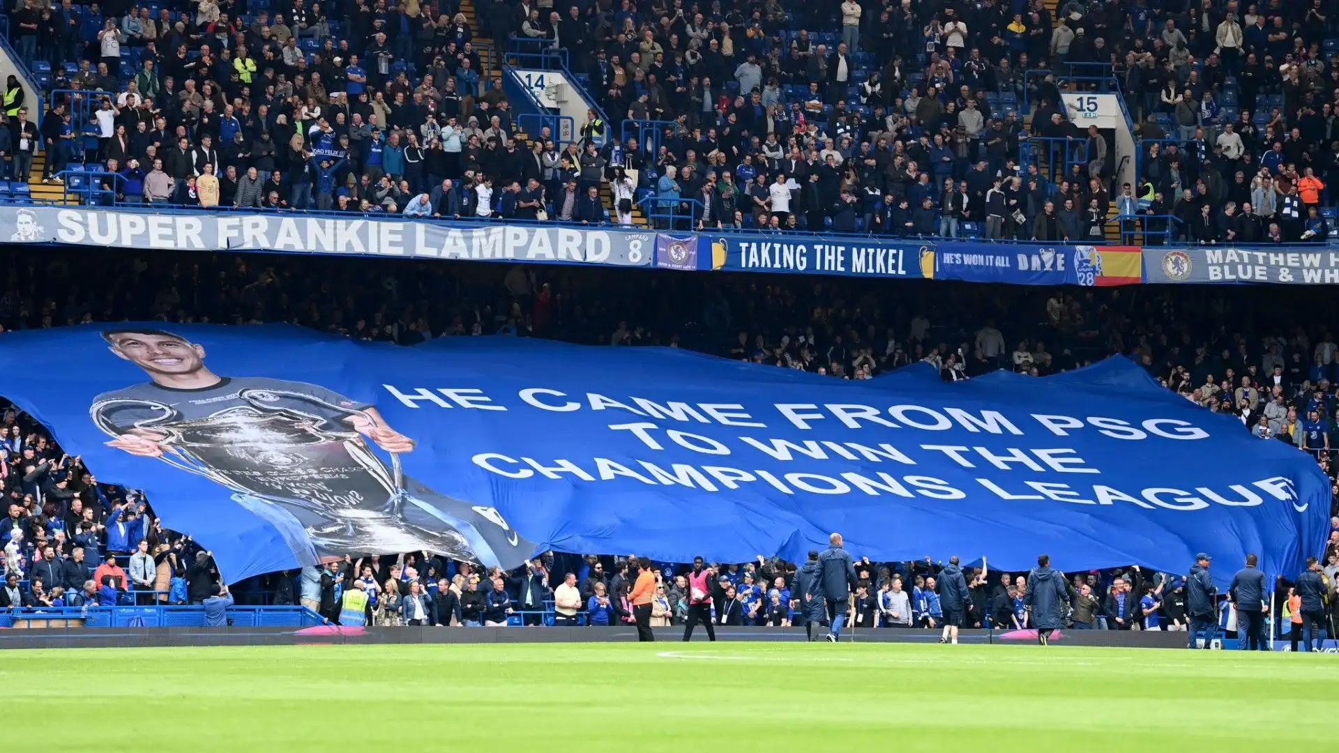 I tifosi del Chelsea hanno realizzato una grande coreografia per Thiago Silva