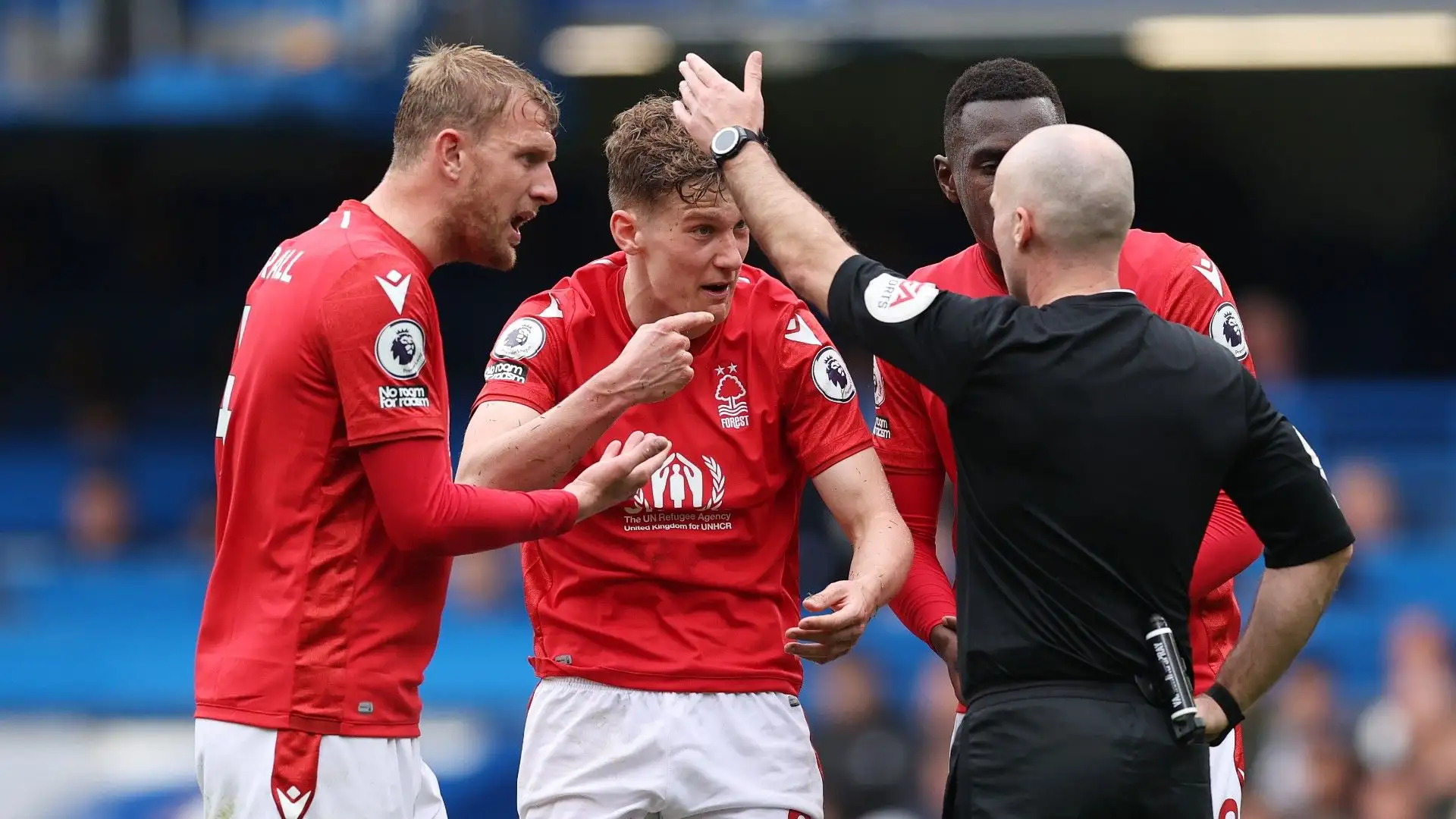 Più di una volta i calciatori del Nottingham Forest si sono lamentati con l'arbitro